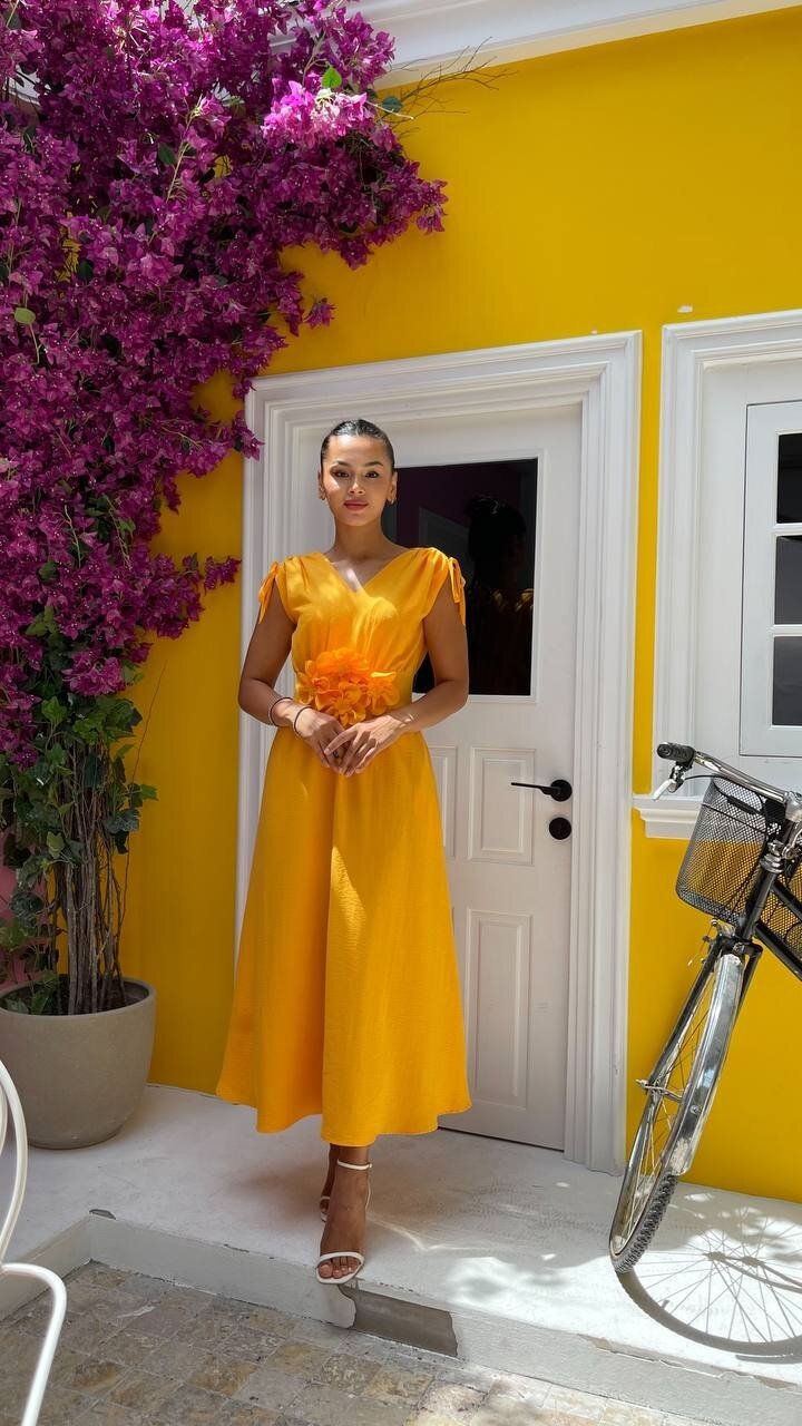 3798-TURUNCU GÜL BROŞ DETAY ELBİSE