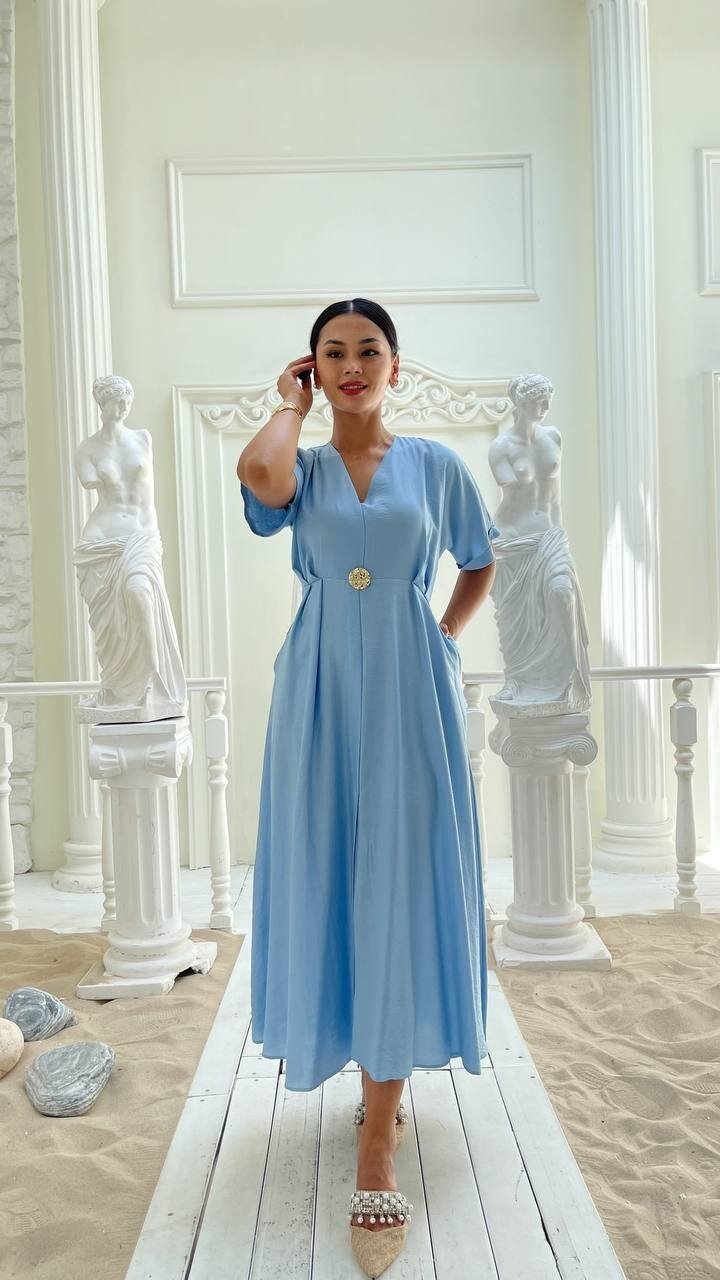 3799-MAVİ BROŞLU ÖNÜ YIRTMAÇLI ELBİSE