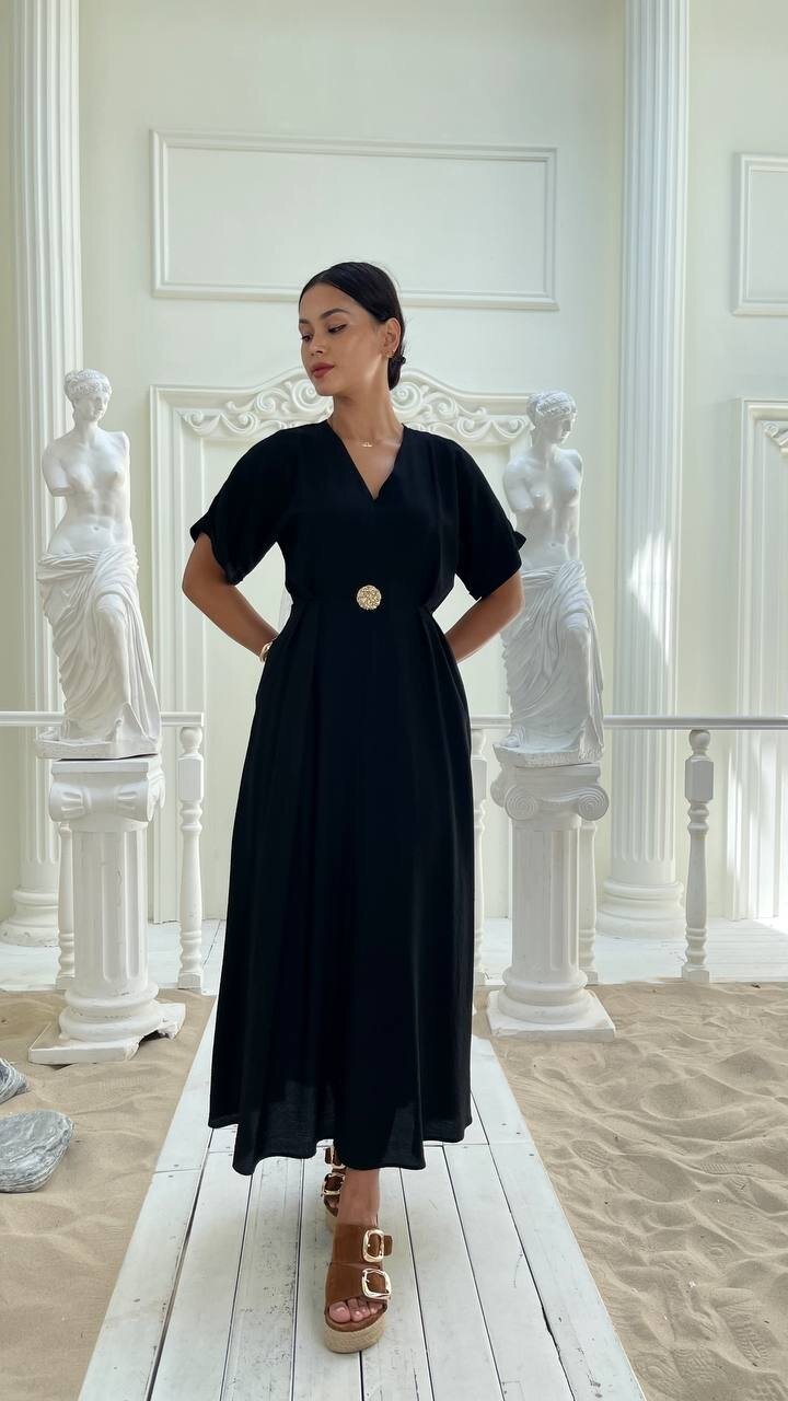 3799-SİYAH BROŞLU ÖNÜ YIRTMAÇLI ELBİSE