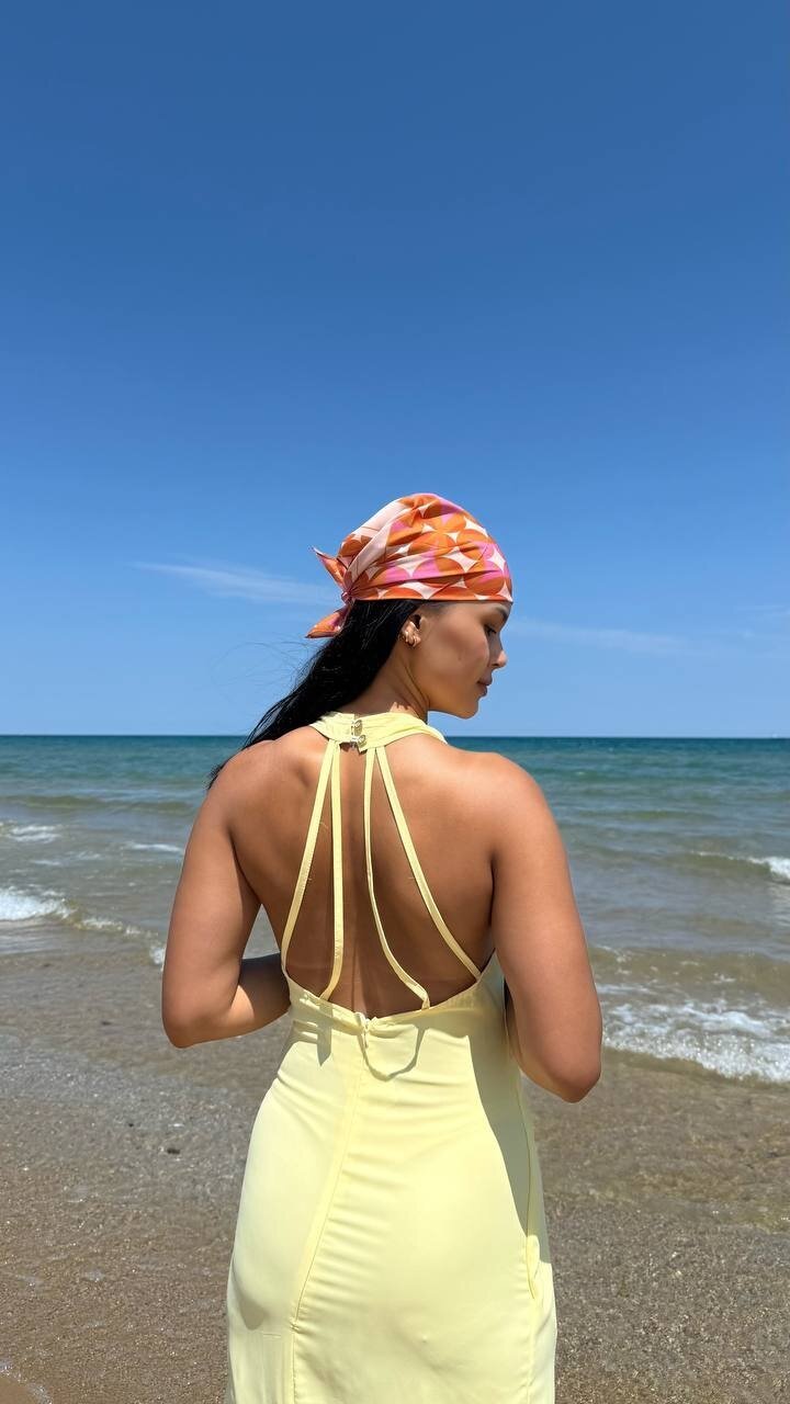 3803-SARI DERİN GÖĞÜS DEKOLTELİ TOKALI ELBİSE