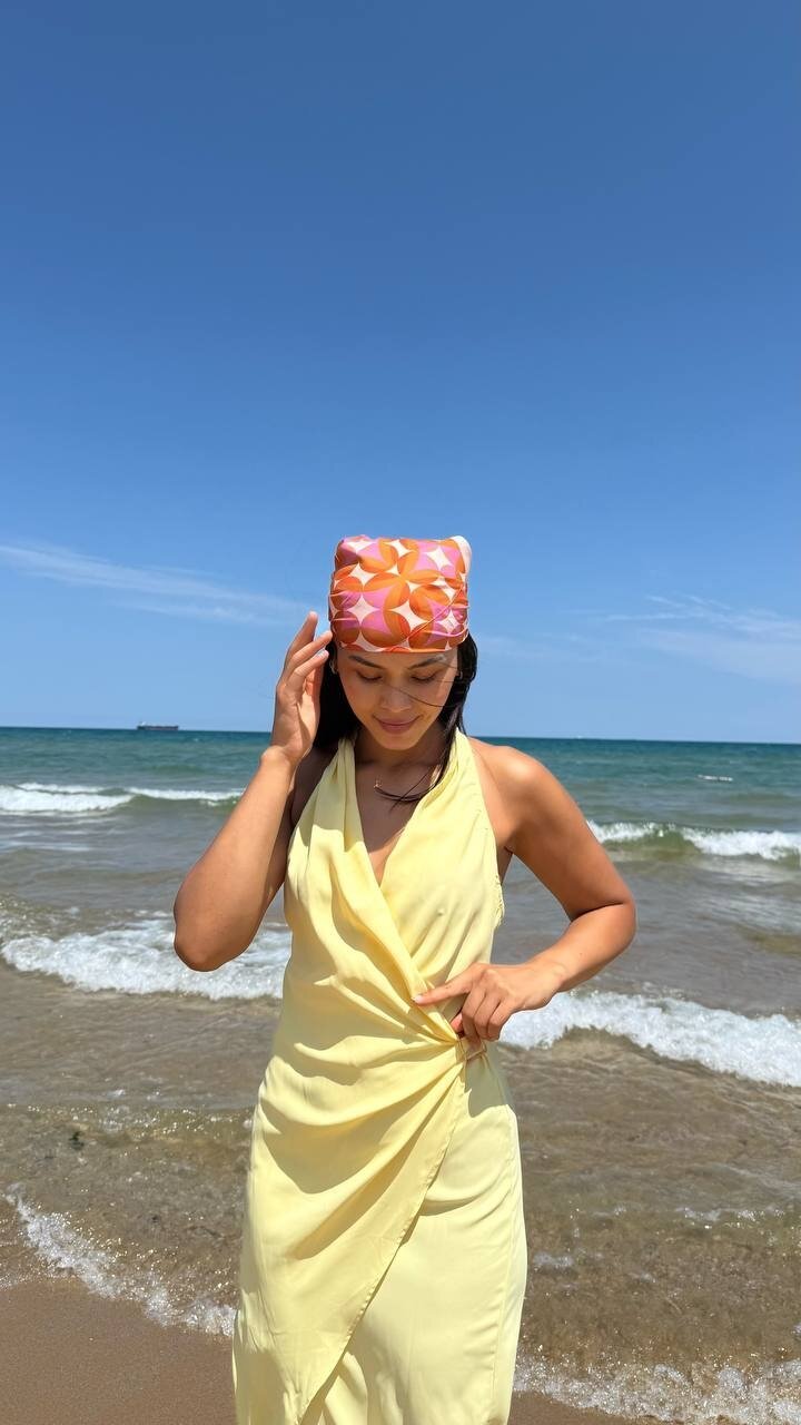 3803-SARI DERİN GÖĞÜS DEKOLTELİ TOKALI ELBİSE