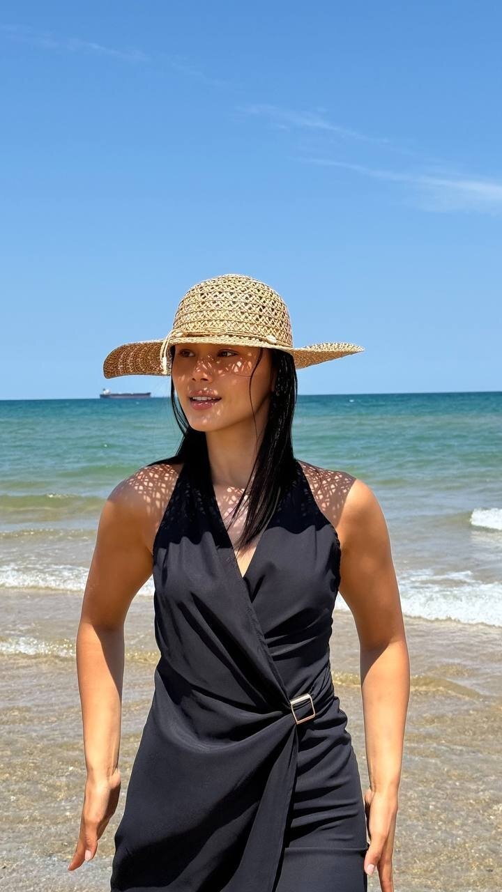 3803-SİYAH DERİN GÖĞÜS DEKOLTELİ TOKALI ELBİSE