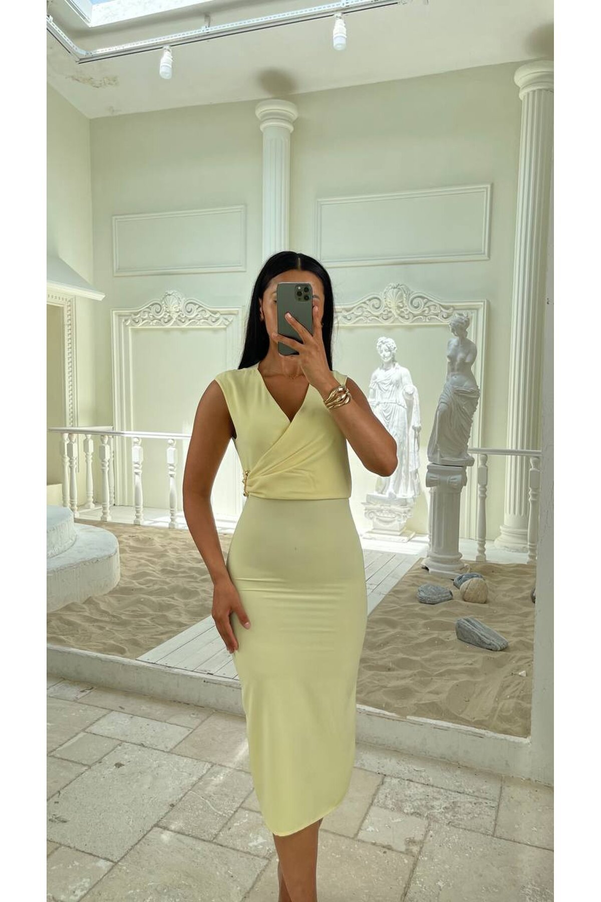 3806-SARI ANVELOK DETAY BROŞLU ELBİSE