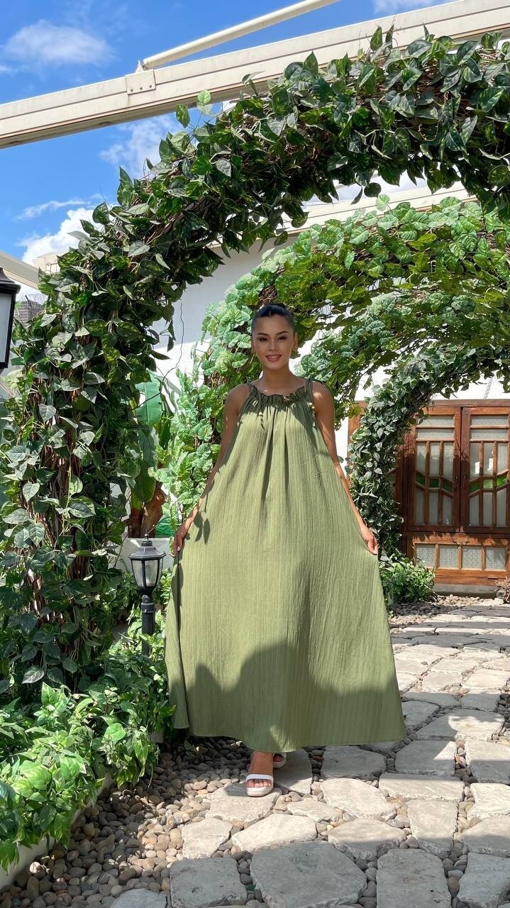 3807-HAKİ HALTER YAKA KRİNKIL KUMAŞ ELBİSE