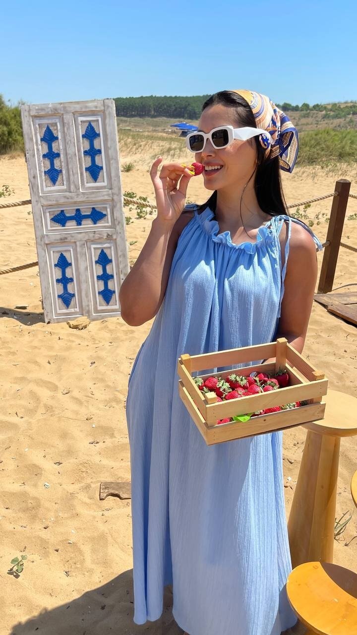 3807-MAVİ HALTER YAKA KRİNKIL KUMAŞ ELBİSE