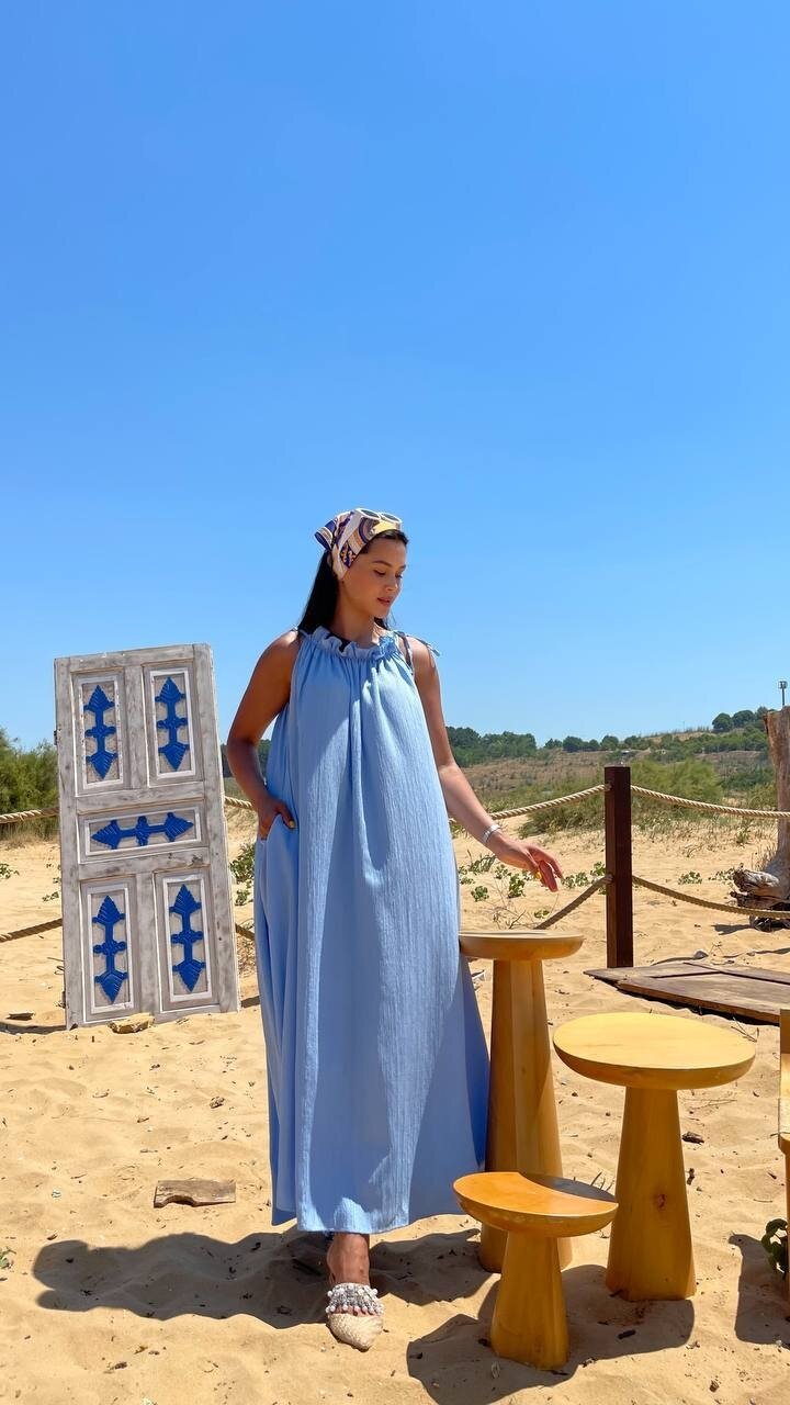 3807-MAVİ HALTER YAKA KRİNKIL KUMAŞ ELBİSE