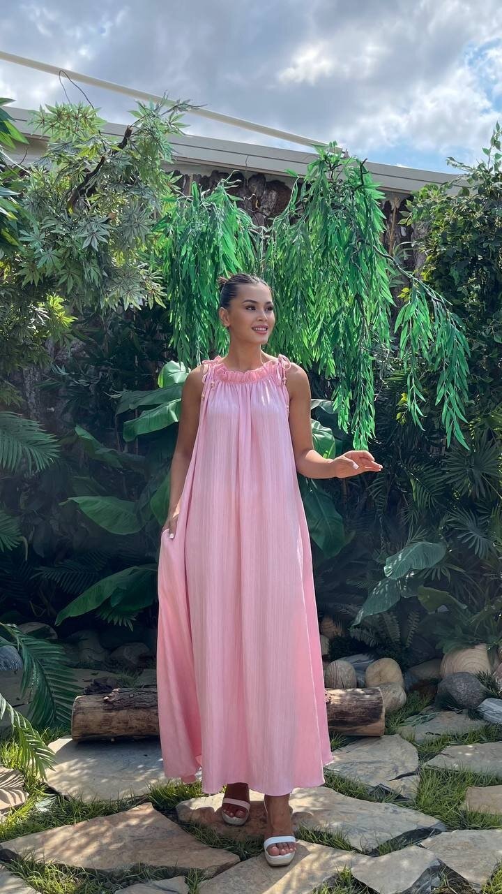 3807-PEMBE HALTER YAKA KRİNKIL KUMAŞ ELBİSE