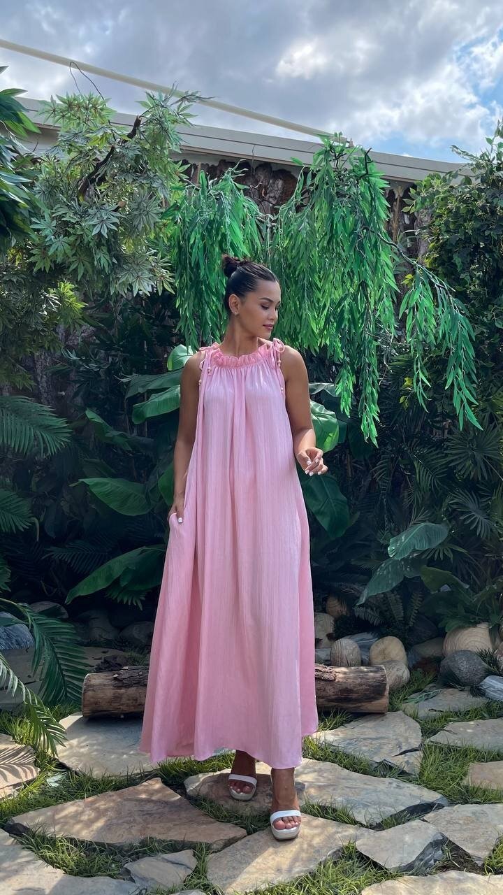 3807-PEMBE HALTER YAKA KRİNKIL KUMAŞ ELBİSE