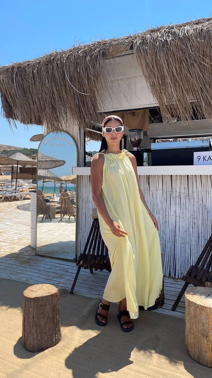 3807-SARI HALTER YAKA KRİNKIL KUMAŞ ELBİSE