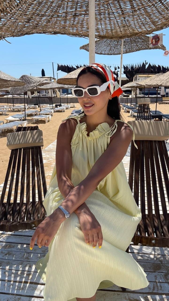 3807-SARI HALTER YAKA KRİNKIL KUMAŞ ELBİSE