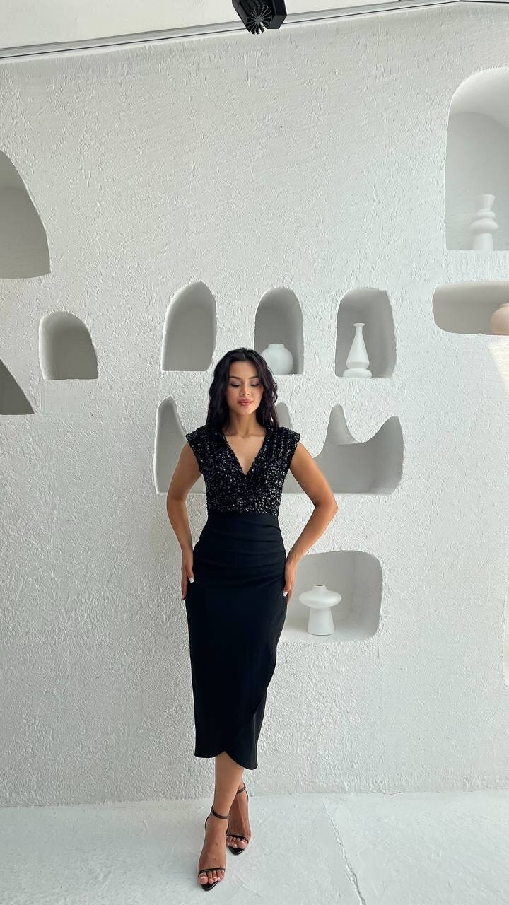 3820-SİYAH PUL PAYET KRUVAZE YAKA ELBİSE