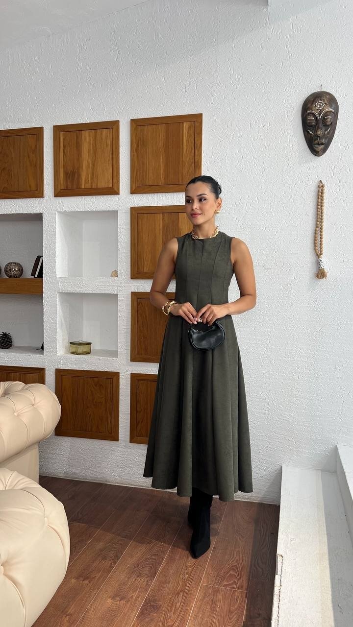 3825-HAKİ SÜET KUMAŞ SIFIR KOL KİLOŞ ELBİSE