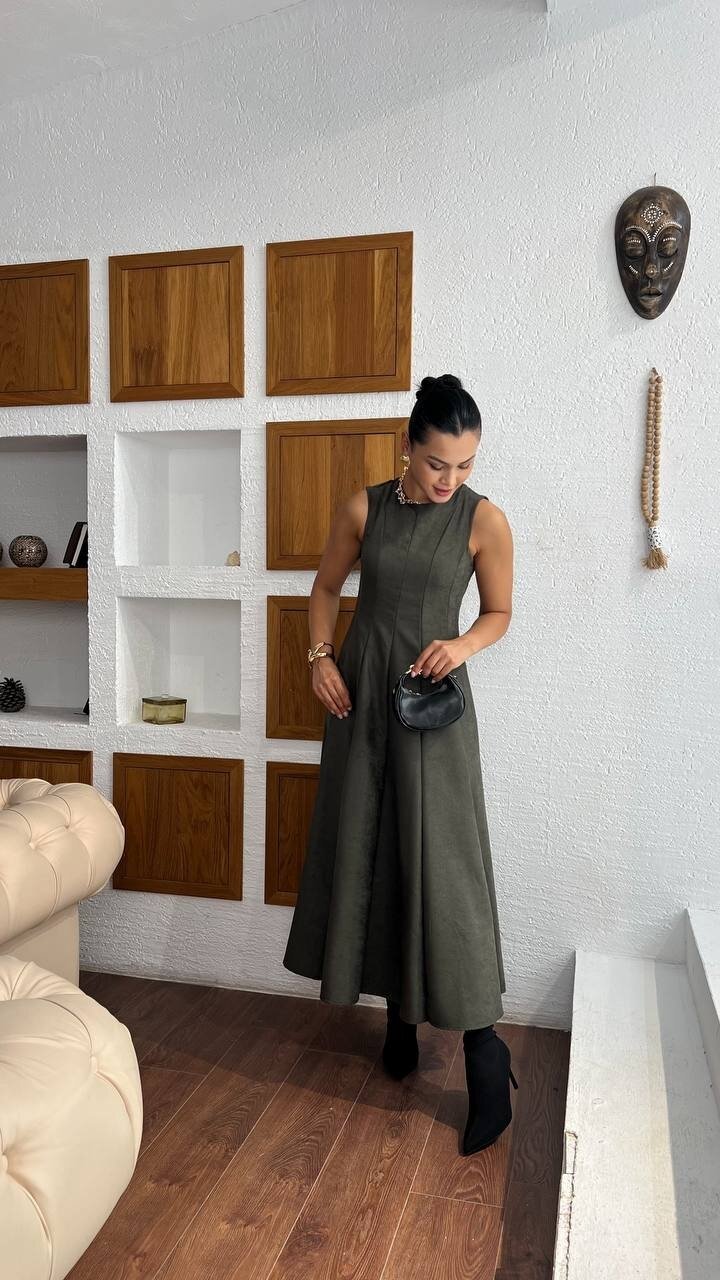 3825-HAKİ SÜET KUMAŞ SIFIR KOL KİLOŞ ELBİSE