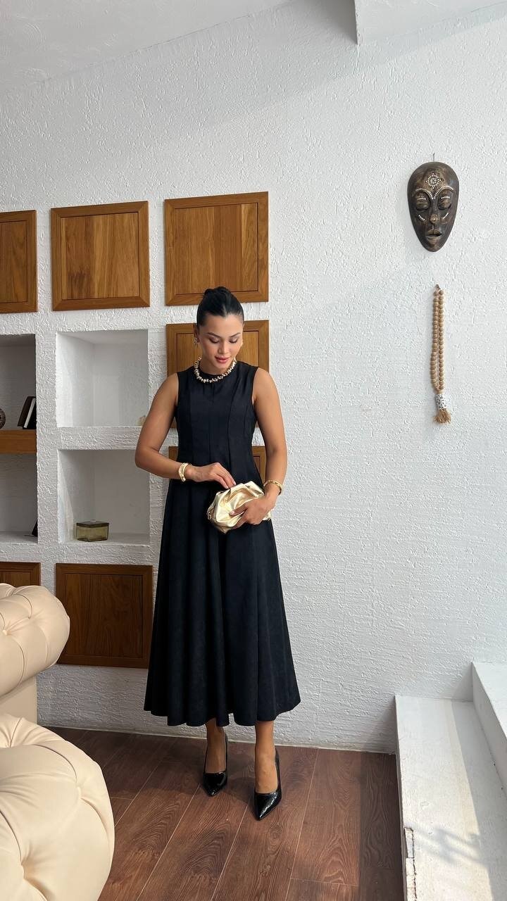 3825-SİYAH SÜET KUMAŞ SIFIR KOL KİLOŞ ELBİSE