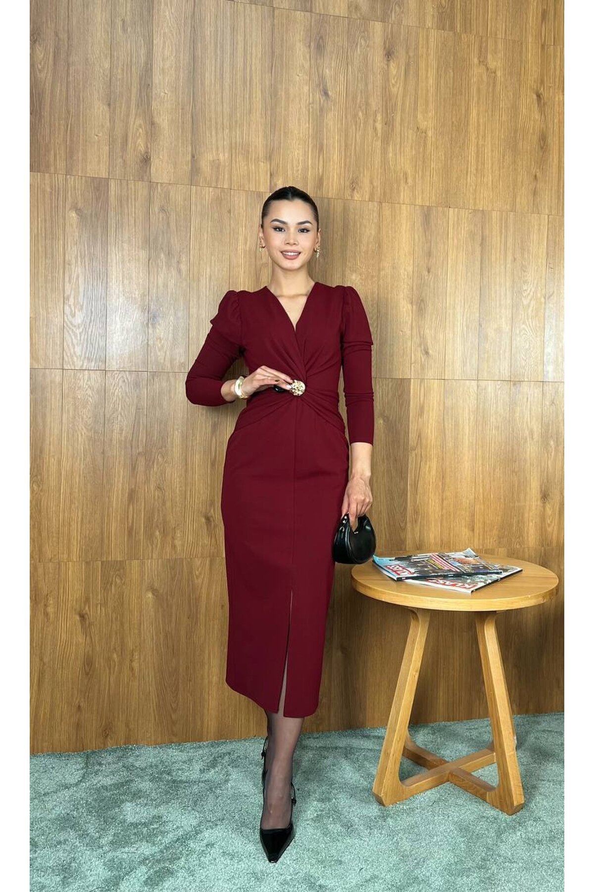 3830-BORDO GÖĞÜS ALTI DRAPELİ BROŞLU ELBİSE