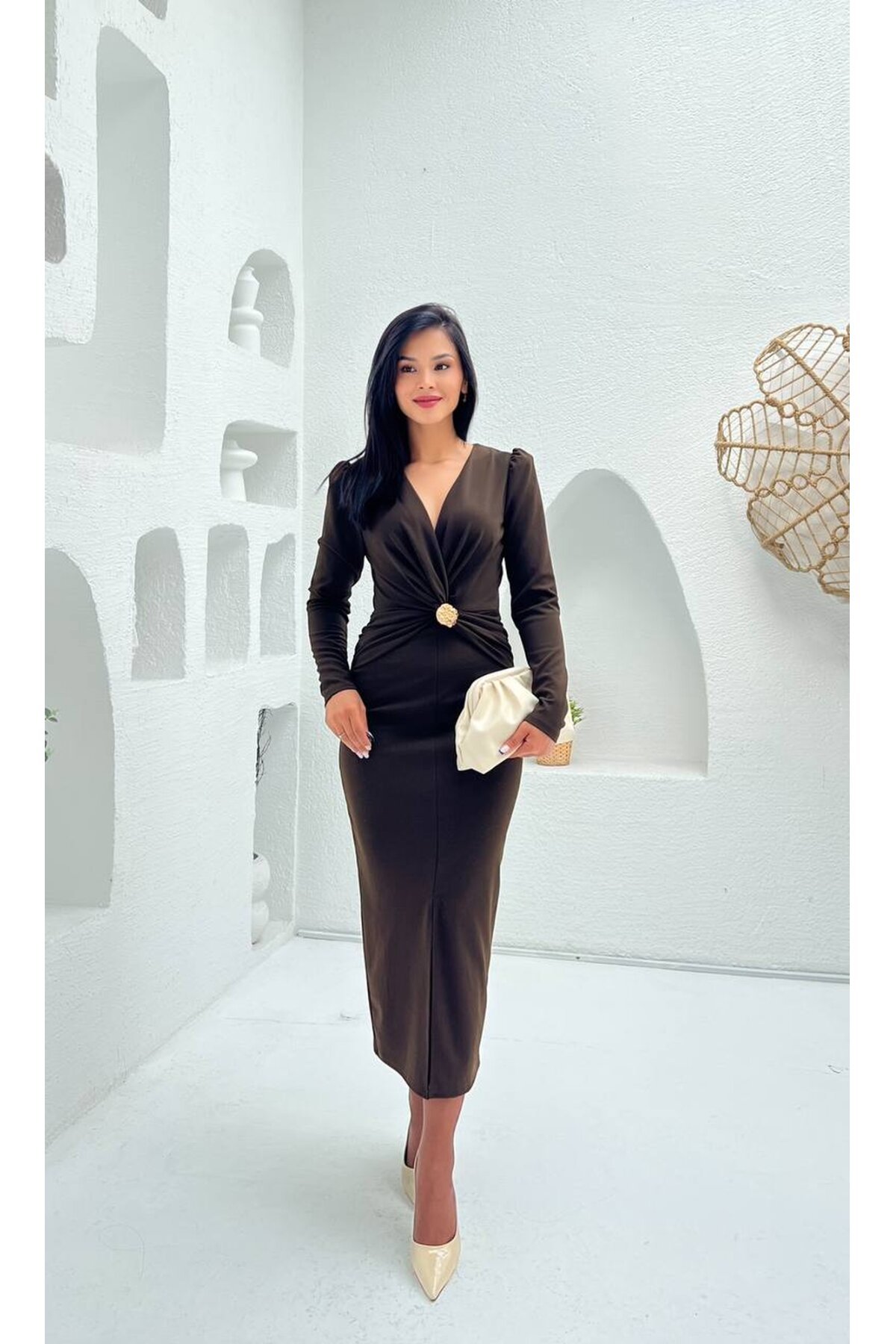 3830-KAHVE GÖĞÜS ALTI DRAPELİ BROŞLU ELBİSE