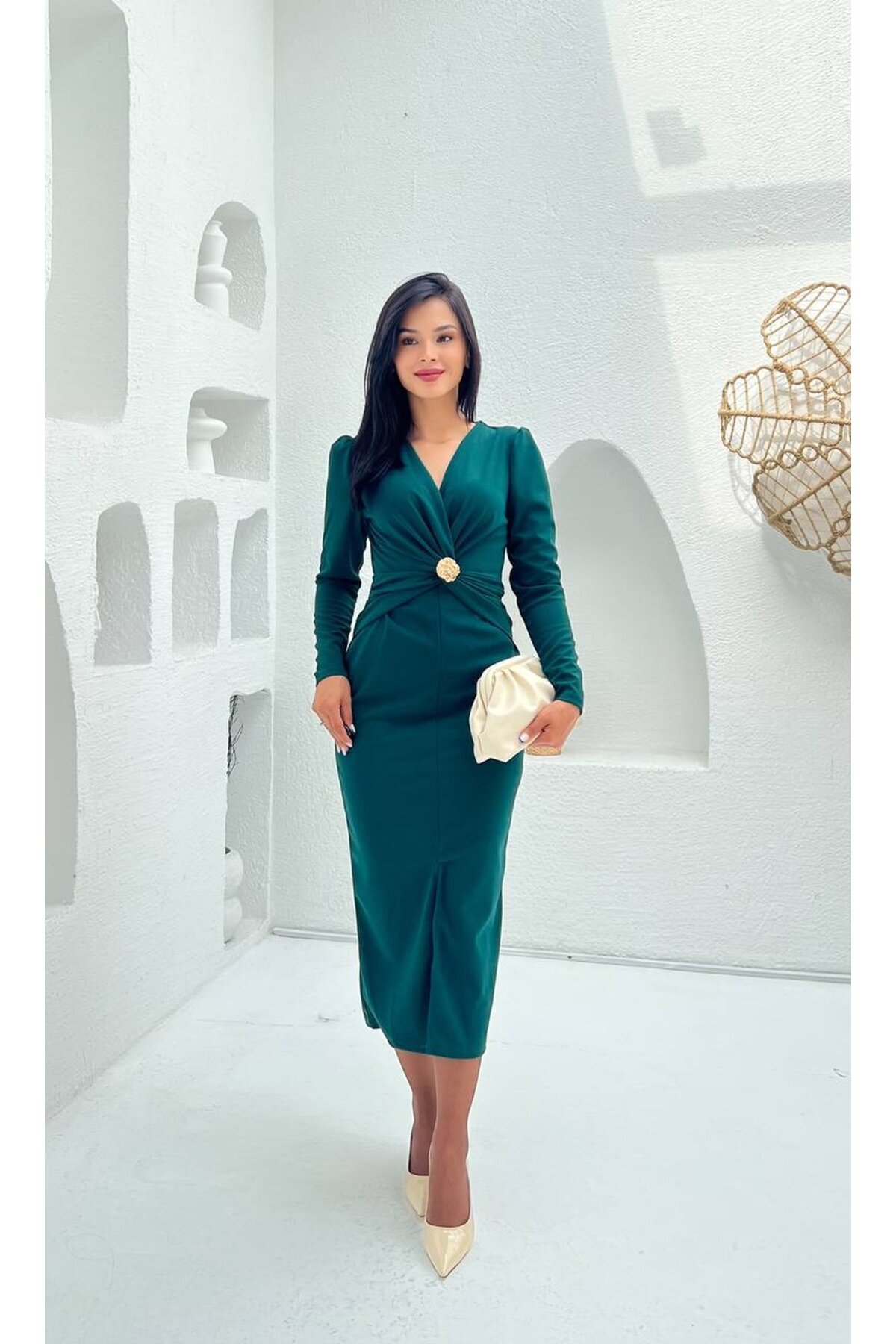 3830-ZÜMRÜT GÖĞÜS ALTI DRAPELİ BROŞLU ELBİSE