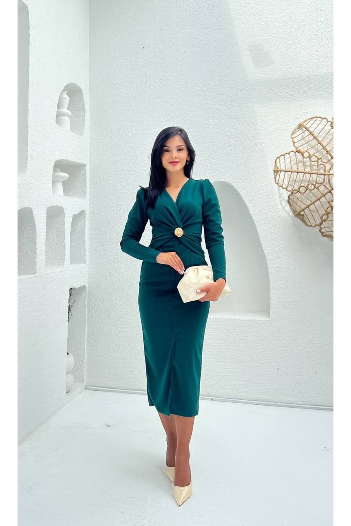 3830-ZÜMRÜT GÖĞÜS ALTI DRAPELİ BROŞLU ELBİSE