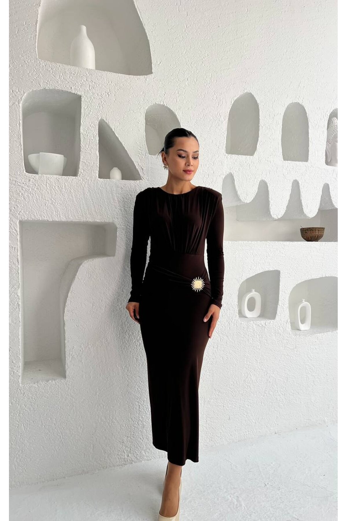 3839-KAHVERENGİ DENİZ KABUĞU TOKALI SANDY KUMAŞ ELBİSE