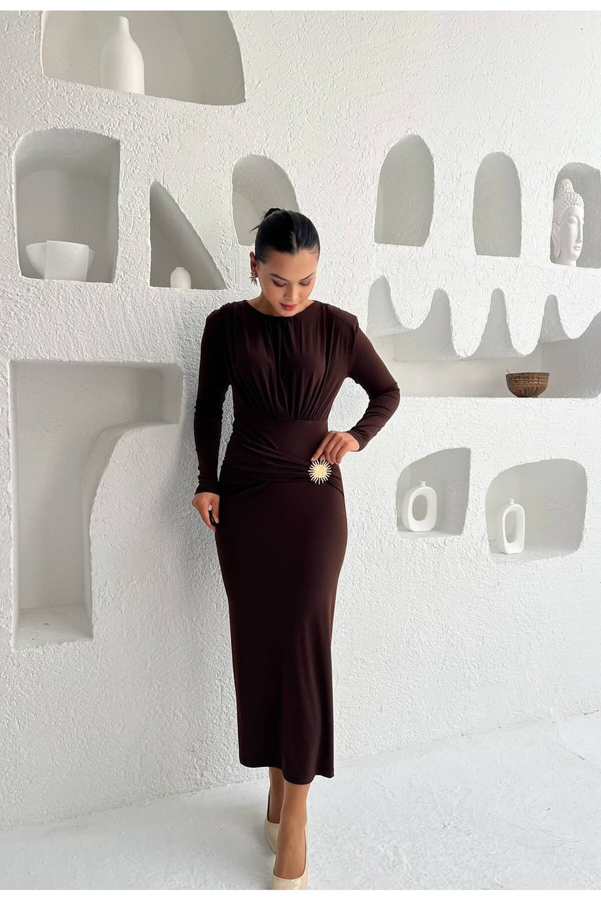 3839-KAHVERENGİ DENİZ KABUĞU TOKALI SANDY KUMAŞ ELBİSE