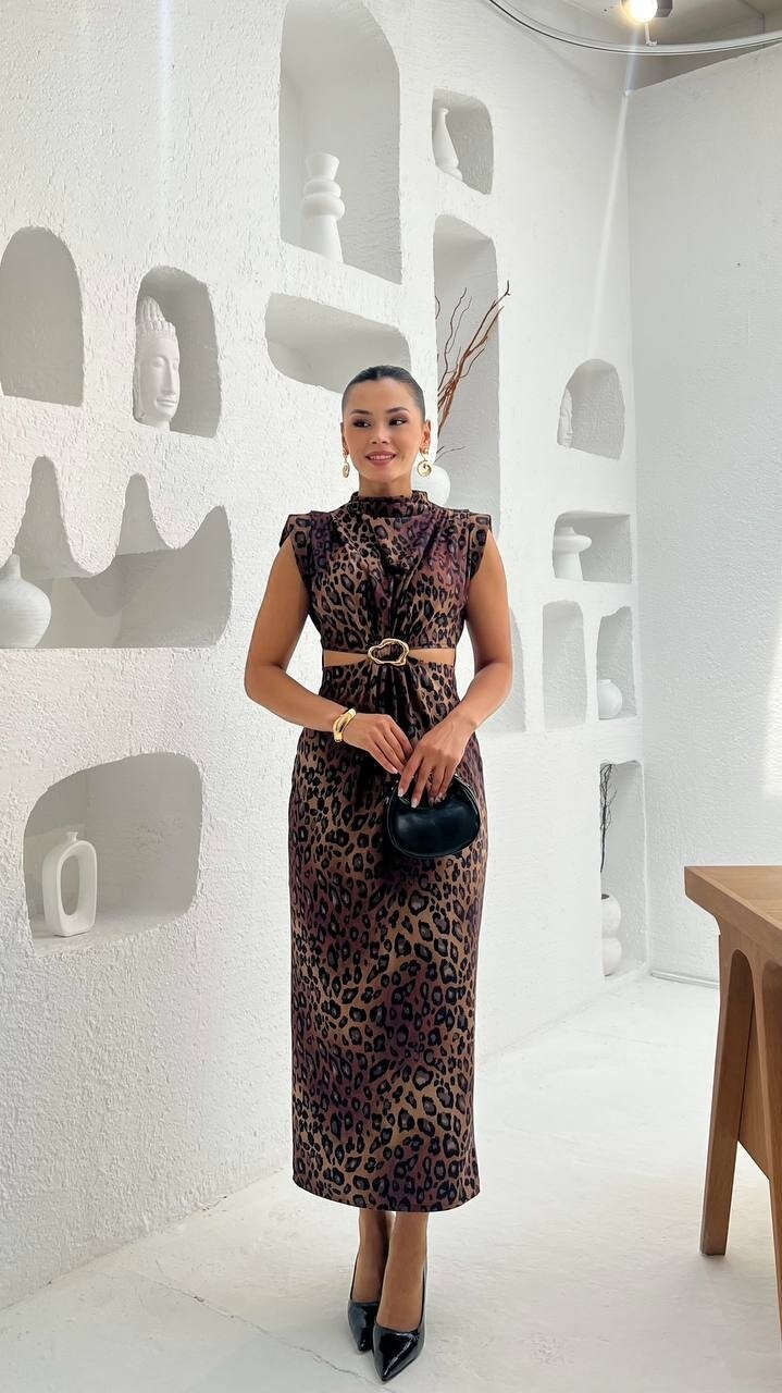 3840-LEOPAR DESEN YANLARI AÇIK TOKALI ELBİSE
