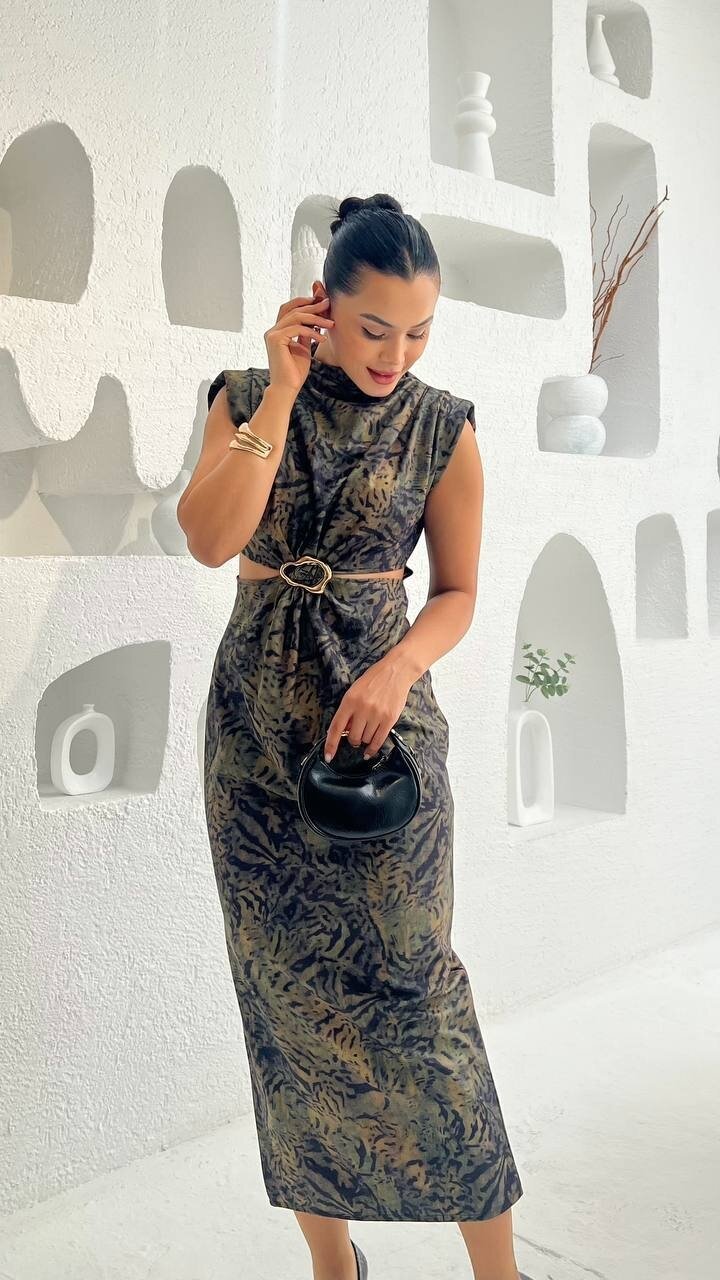 3840-YEŞİL DALMAÇYA DESEN DESEN YANLARI AÇIK TOKALI ELBİSE