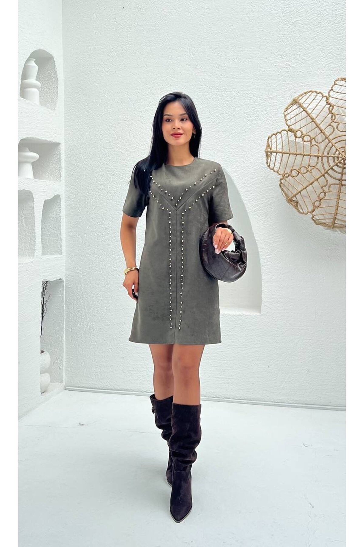 3841-HAKİ ÖNÜ ZIMBALI SÜET KISA ELBİSE