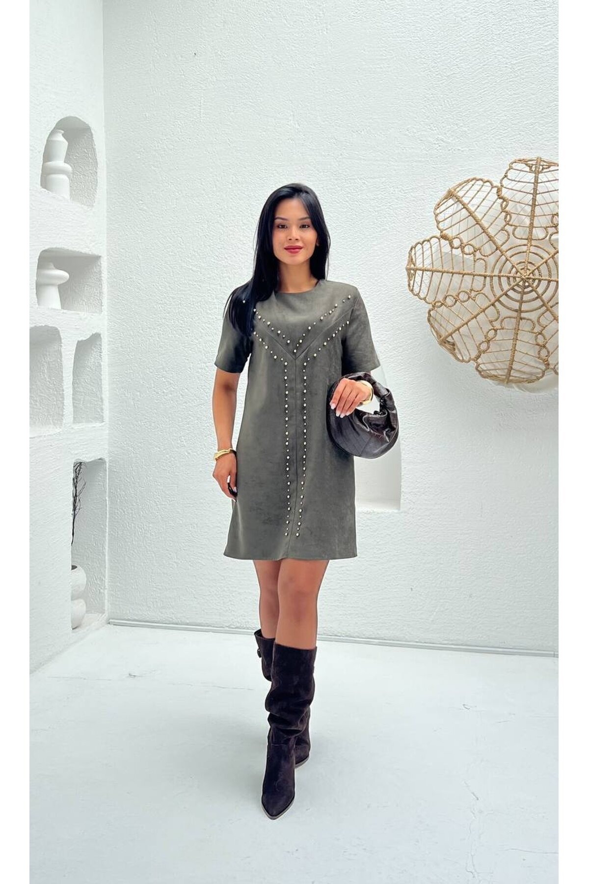 3841-HAKİ ÖNÜ ZIMBALI SÜET KISA ELBİSE