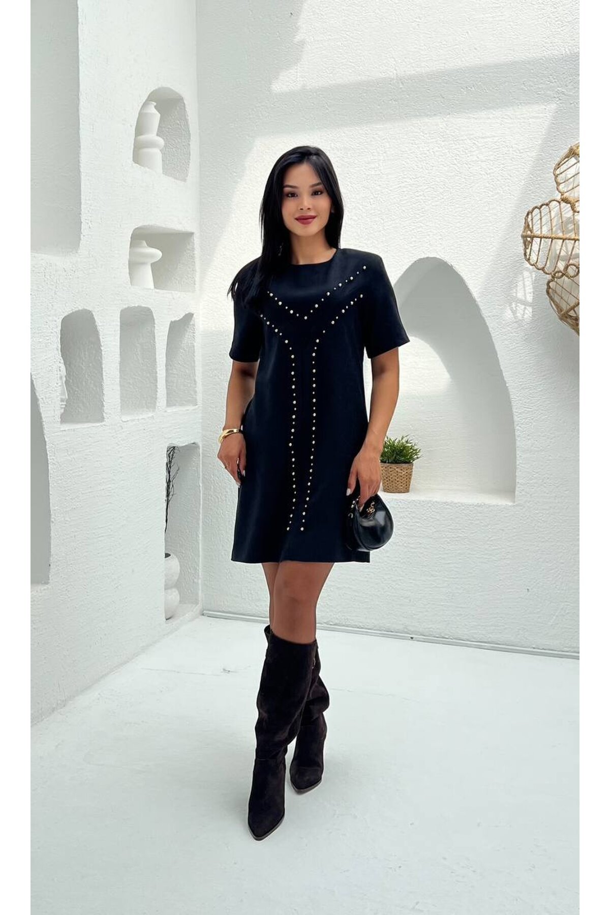 3841-SİYAH  ÖNÜ ZIMBALI SÜET KISA ELBİSE