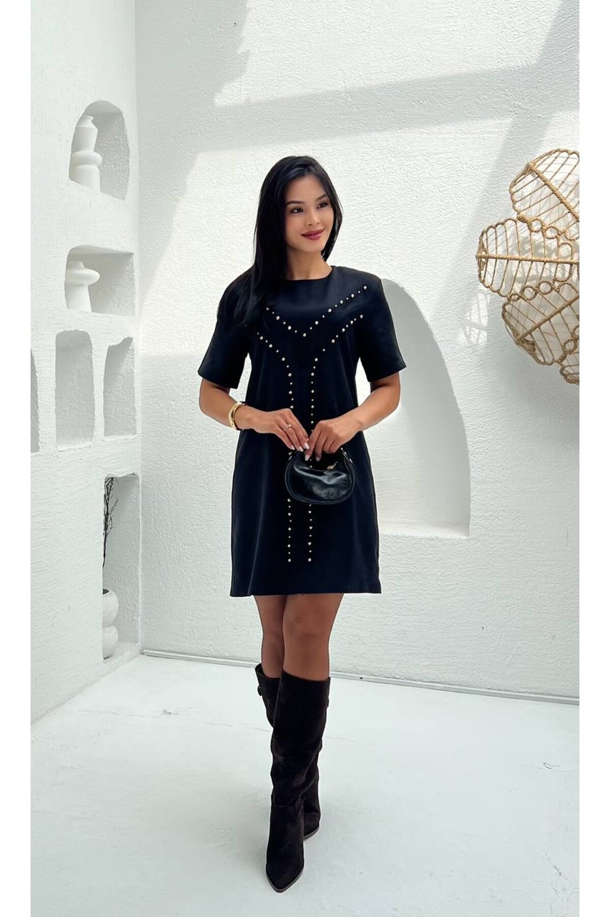 3841-SİYAH  ÖNÜ ZIMBALI SÜET KISA ELBİSE