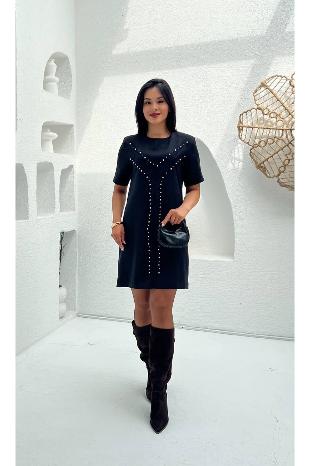 3841-SİYAH  ÖNÜ ZIMBALI SÜET KISA ELBİSE