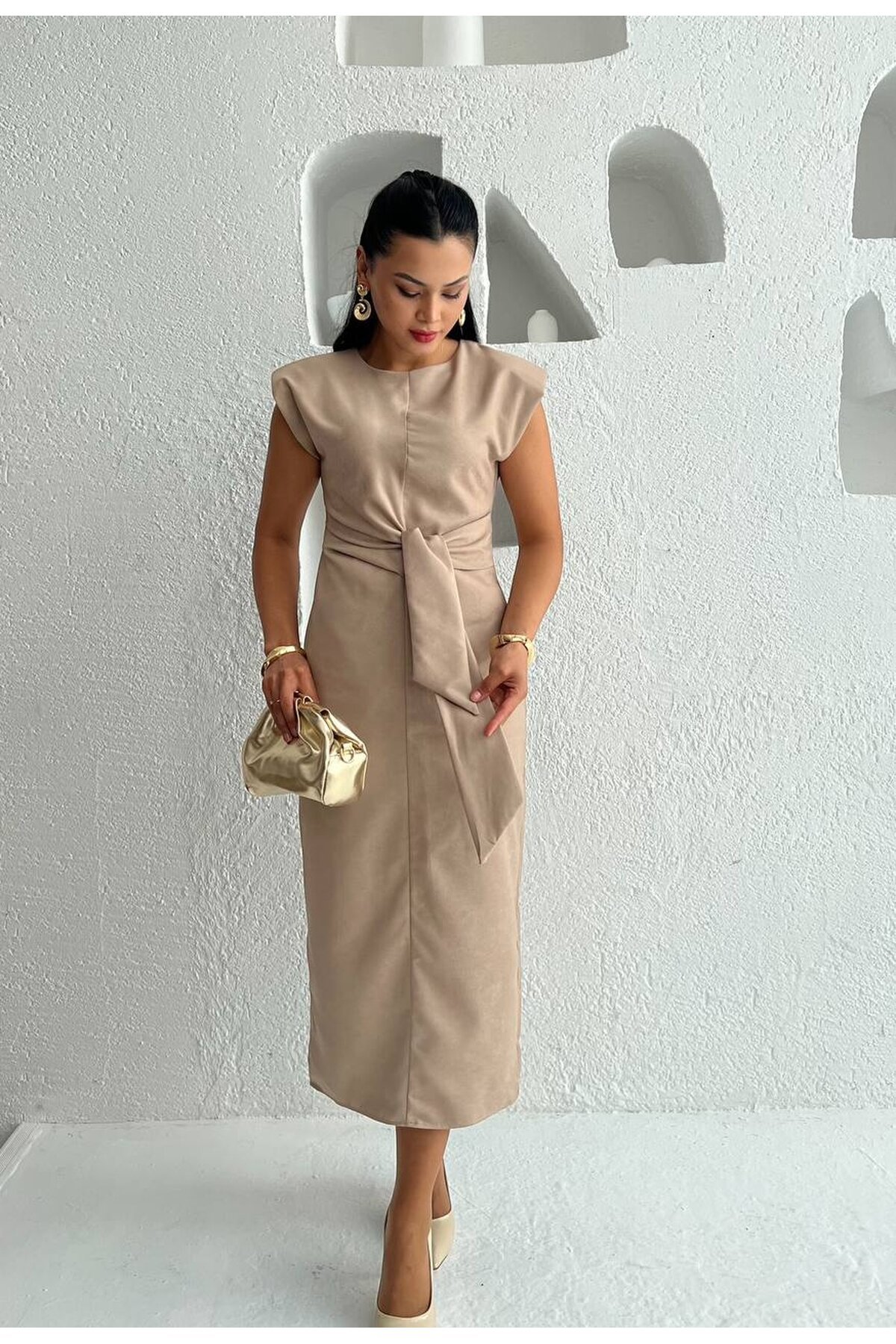 3842-BEJ SÜET KUMAŞ KENDİNDEN KUŞAKLI ELBİSE