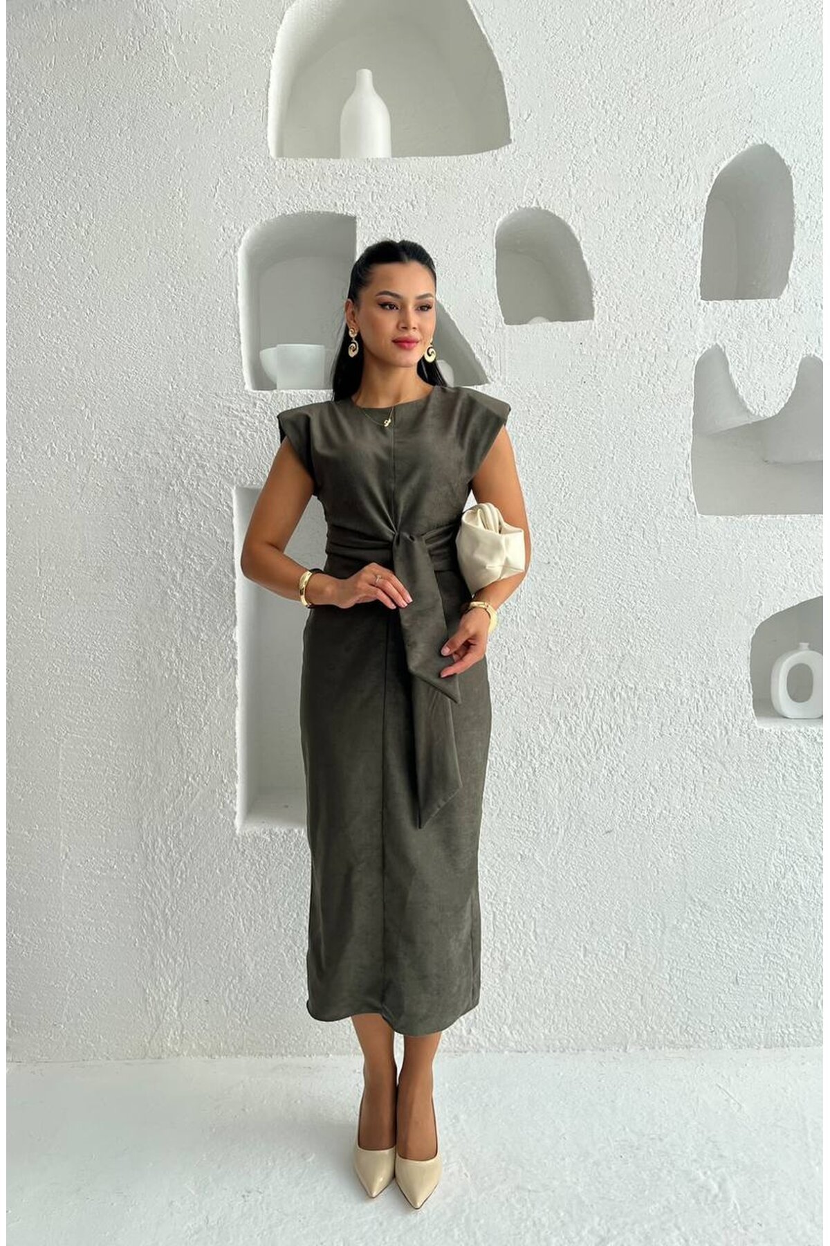 3842-HAKİ SÜET KUMAŞ KENDİNDEN KUŞAKLI ELBİSE