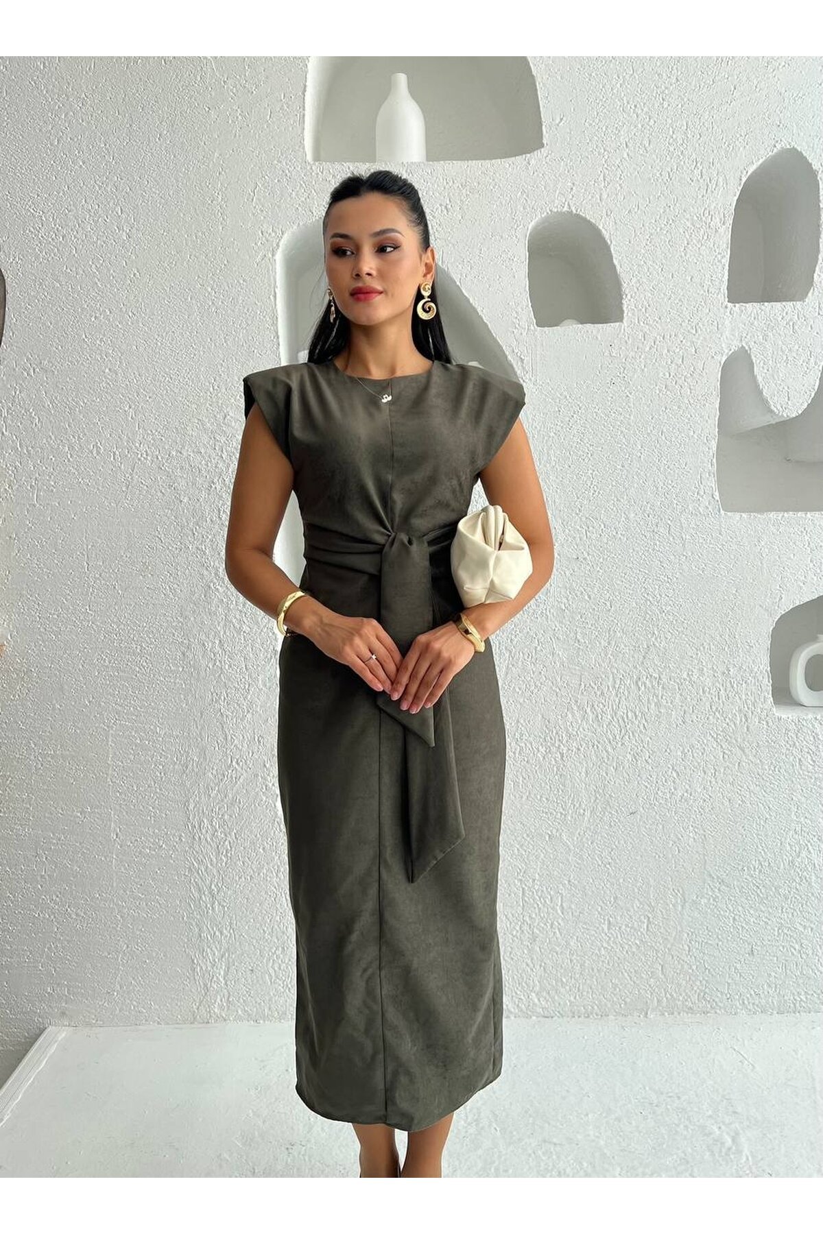 3842-HAKİ SÜET KUMAŞ KENDİNDEN KUŞAKLI ELBİSE