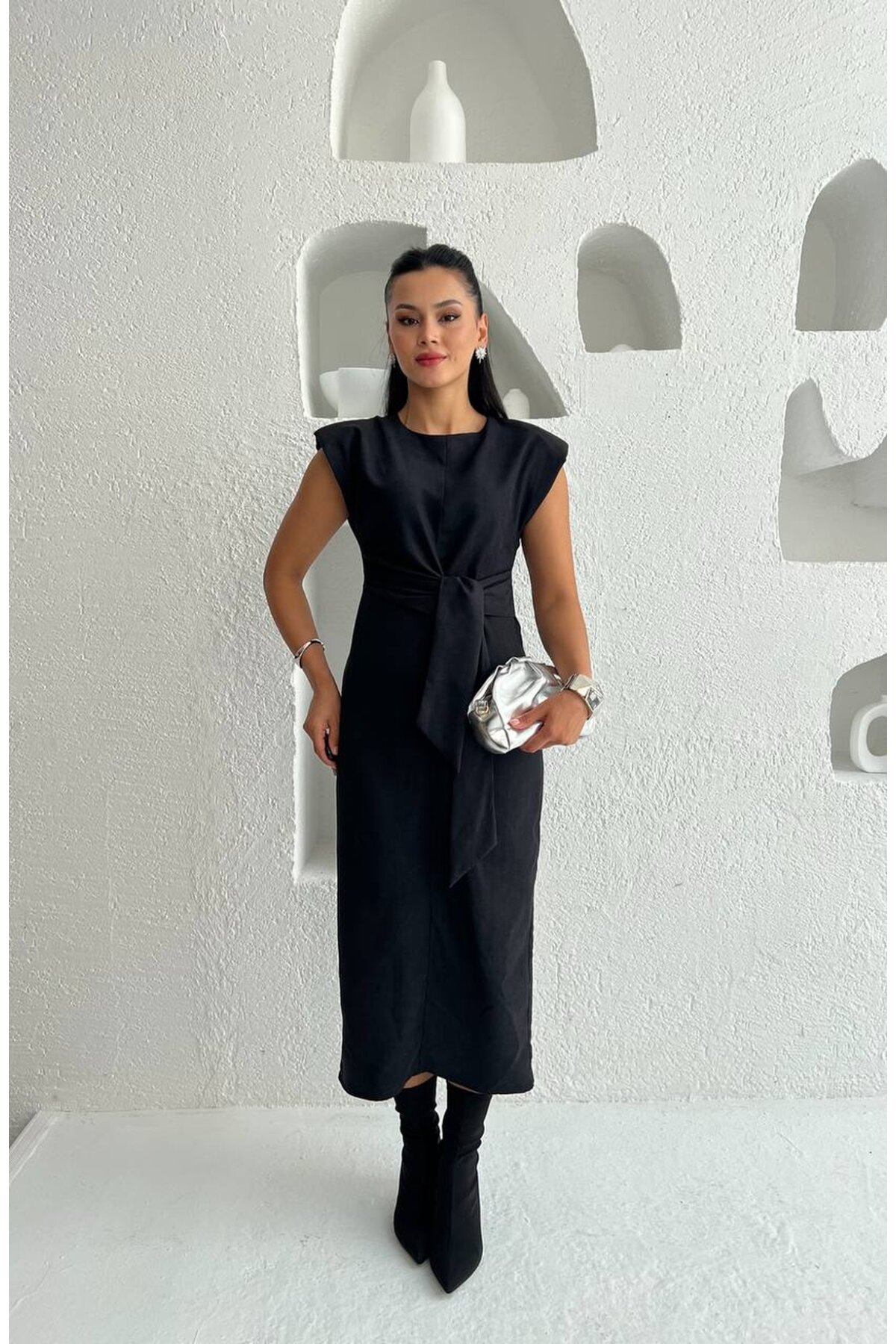 3842-SİYAH SÜET KUMAŞ KENDİNDEN KUŞAKLI ELBİSE