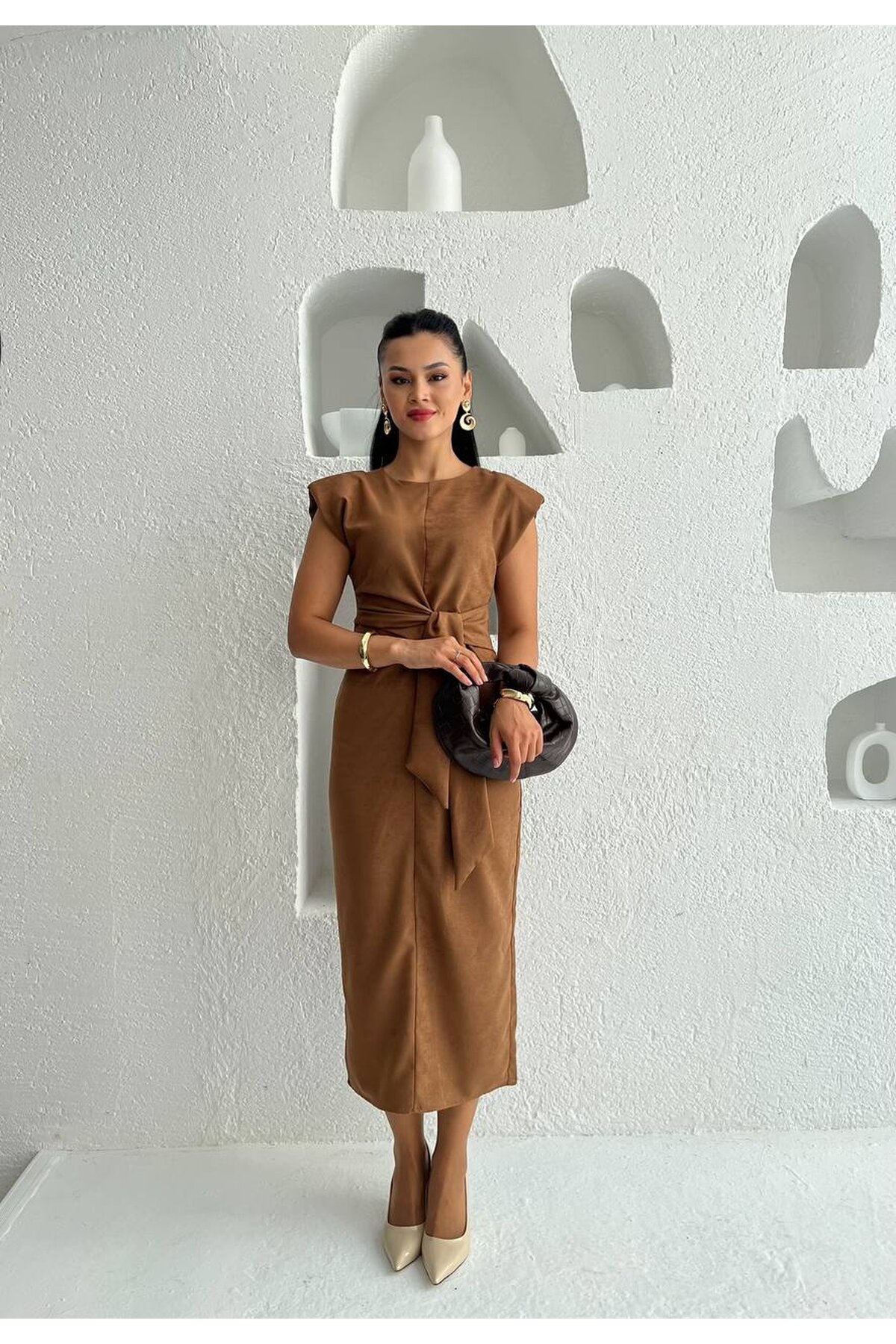 3842-TABA SÜET KUMAŞ KENDİNDEN KUŞAKLI ELBİSE