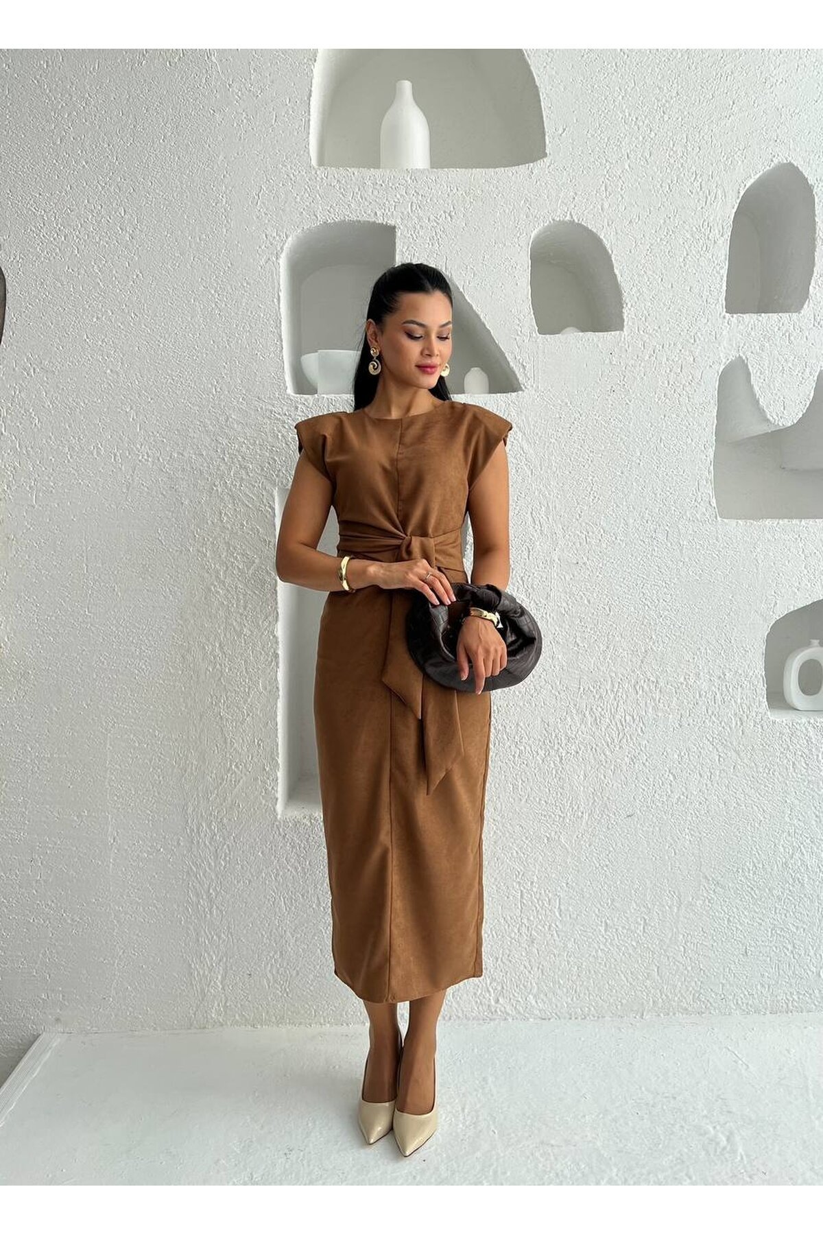 3842-TABA SÜET KUMAŞ KENDİNDEN KUŞAKLI ELBİSE