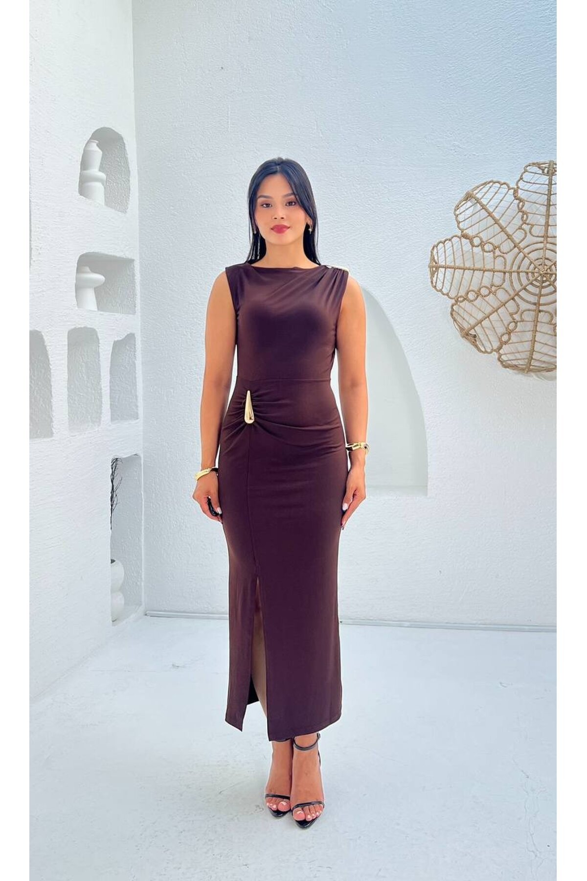 3846-KAHVERENGİ SIFIR KOL OMUZ DRAPLEİ TOKALI ELBİSE