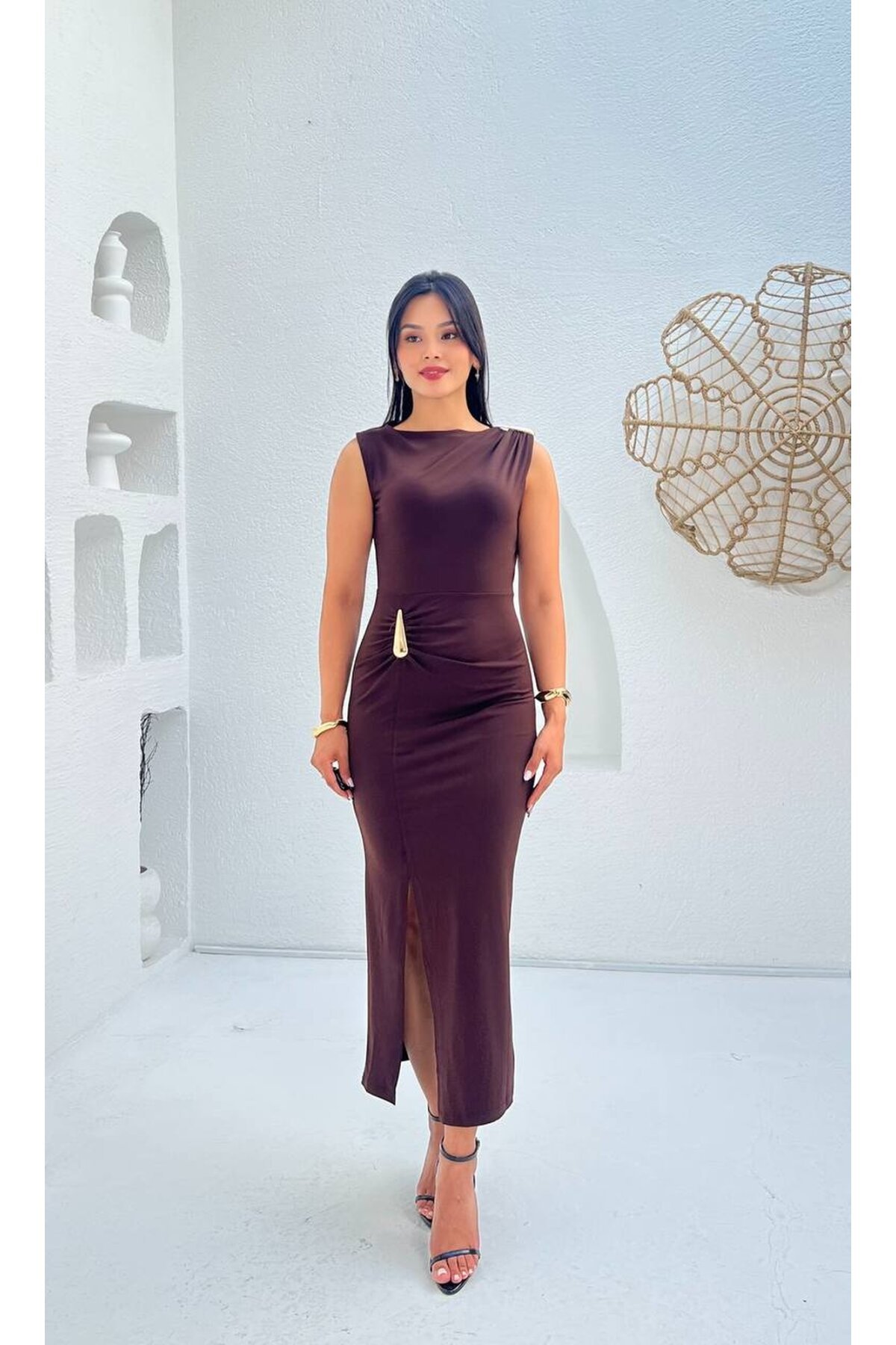 3846-KAHVERENGİ SIFIR KOL OMUZ DRAPLEİ TOKALI ELBİSE