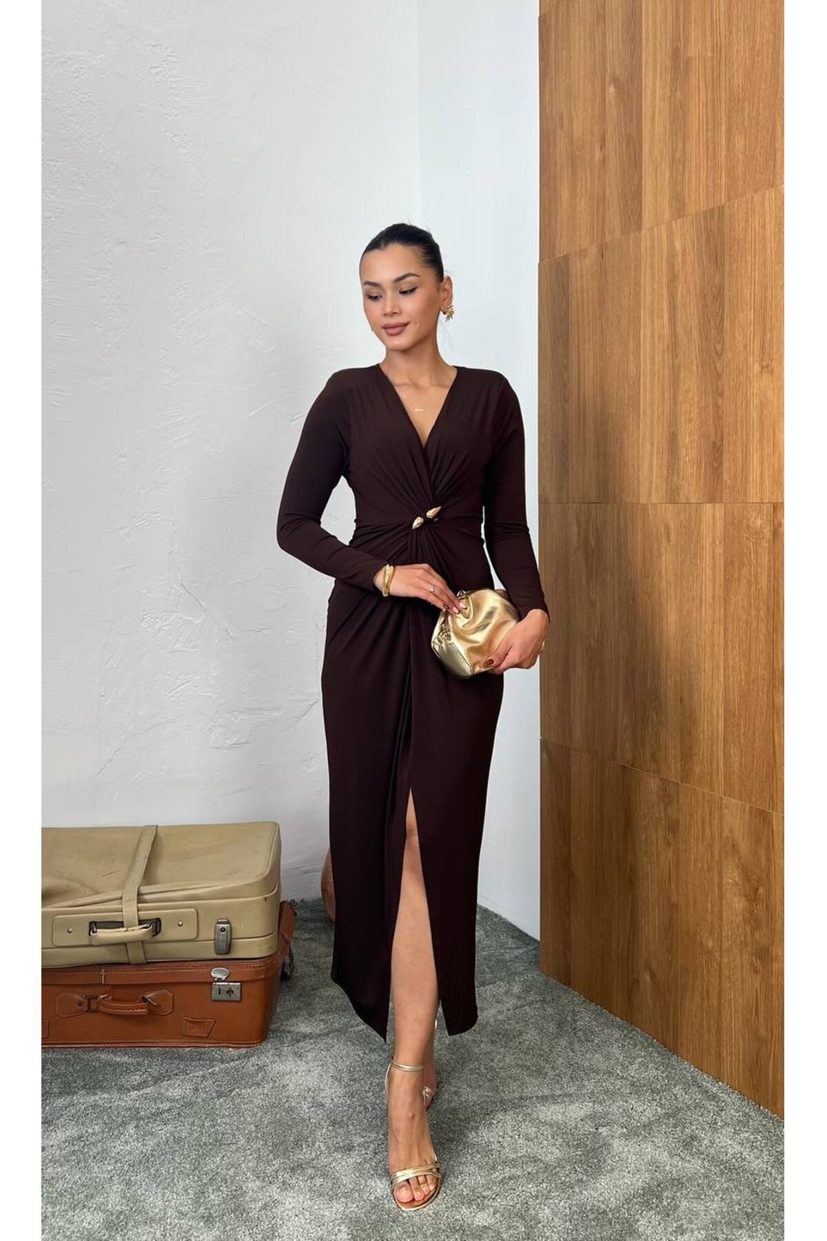 3849-KAHVERENGİ  SANDY KUMAŞ ÖNÜ BÜZGÜLÜ BROŞ DETAYLI ELBİSE