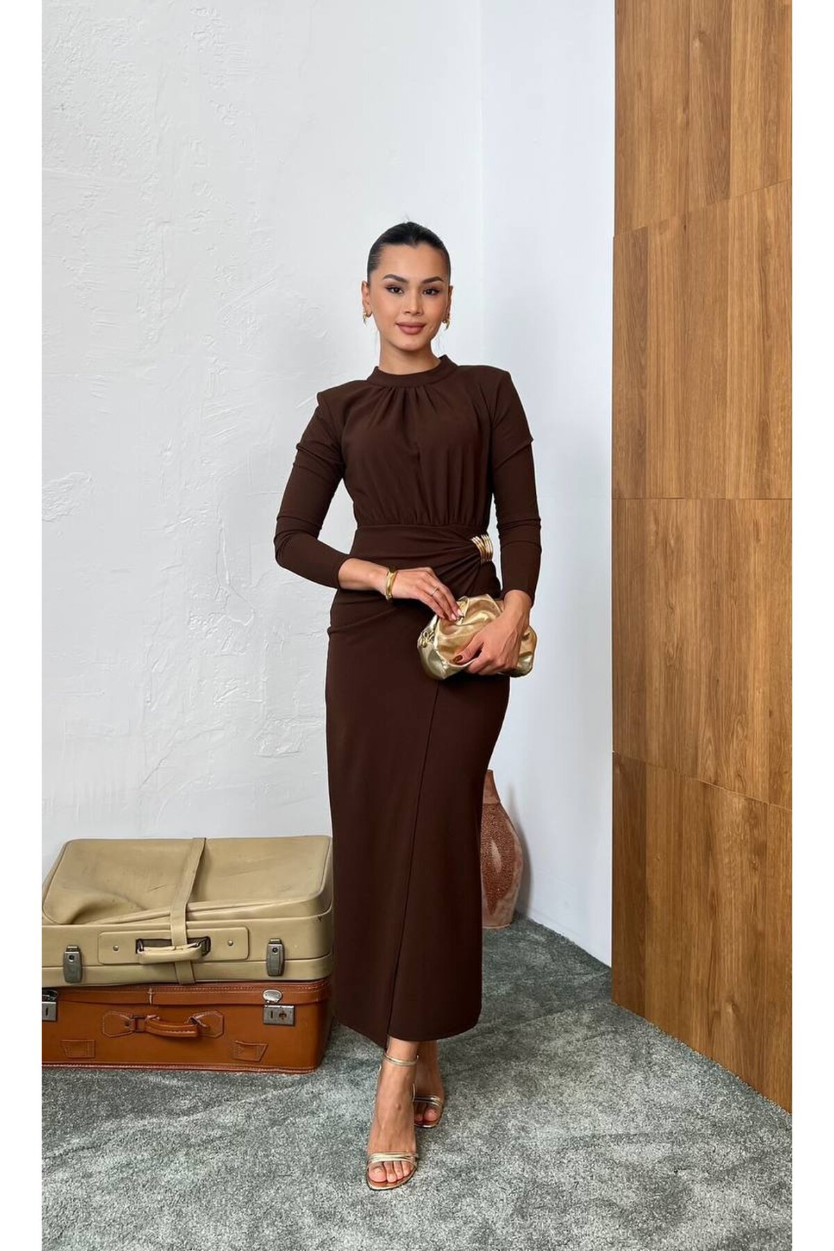 3855-KAHVERENGİ YAN BÜZGÜ TOKA DETAYLI UZUN ELBİSE