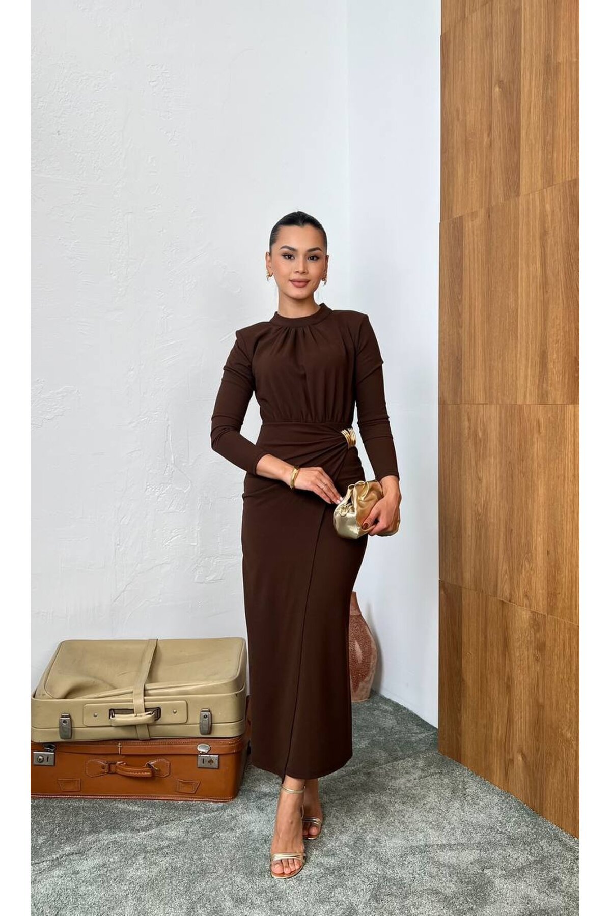 3855-KAHVERENGİ YAN BÜZGÜ TOKA DETAYLI UZUN ELBİSE