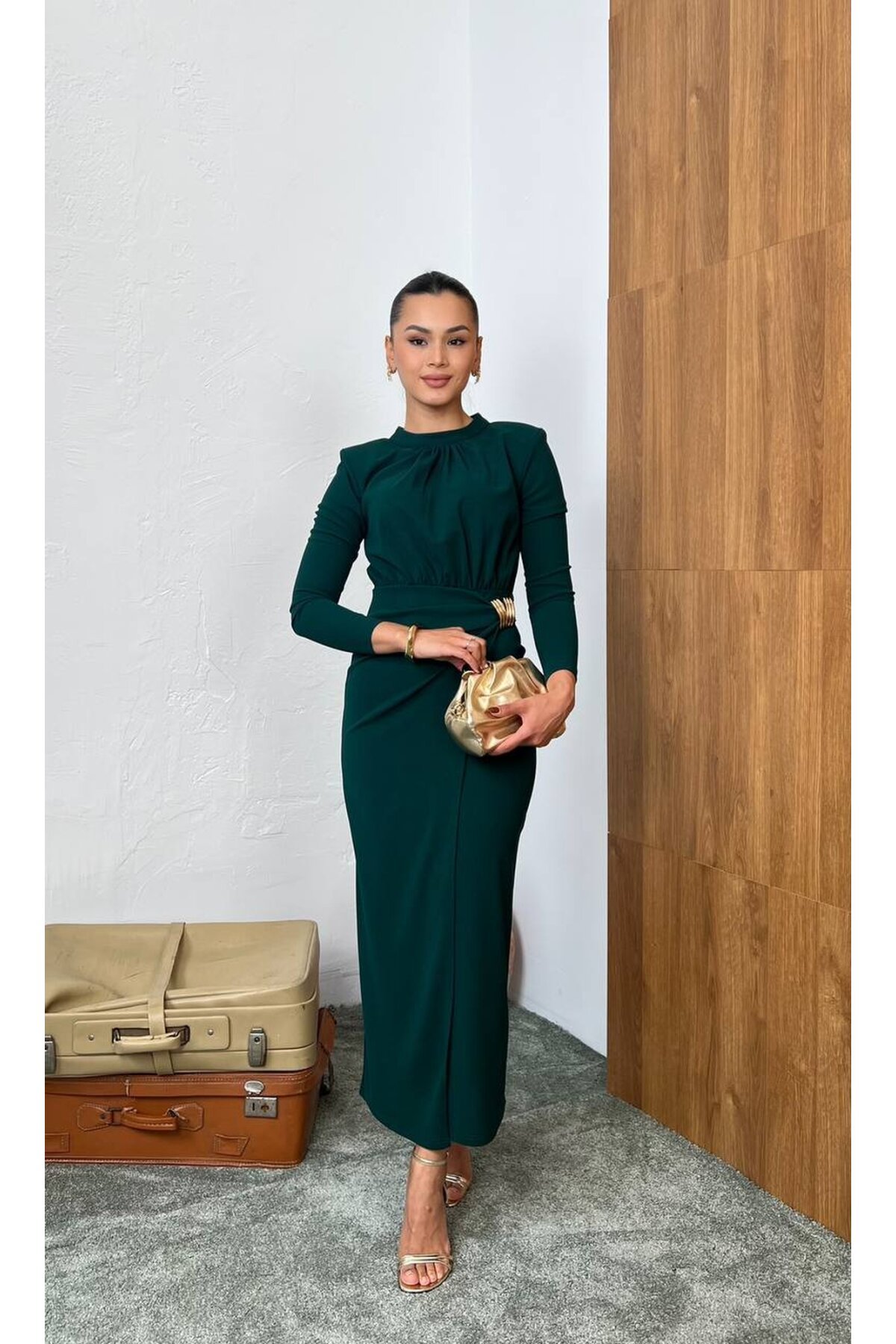 3855-ZÜMRÜT YAN BÜZGÜ TOKA DETAYLI UZUN ELBİSE