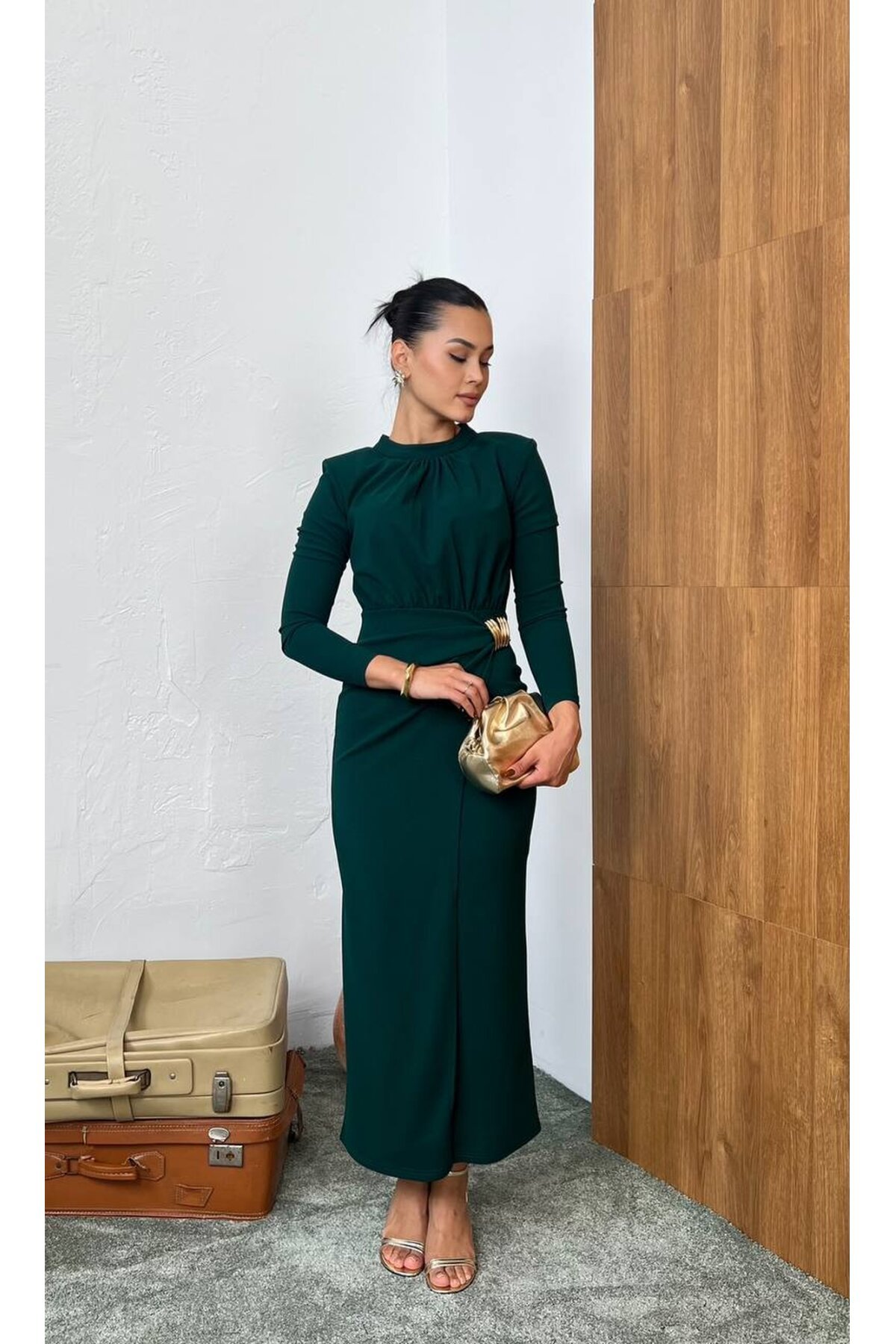 3855-ZÜMRÜT YAN BÜZGÜ TOKA DETAYLI UZUN ELBİSE