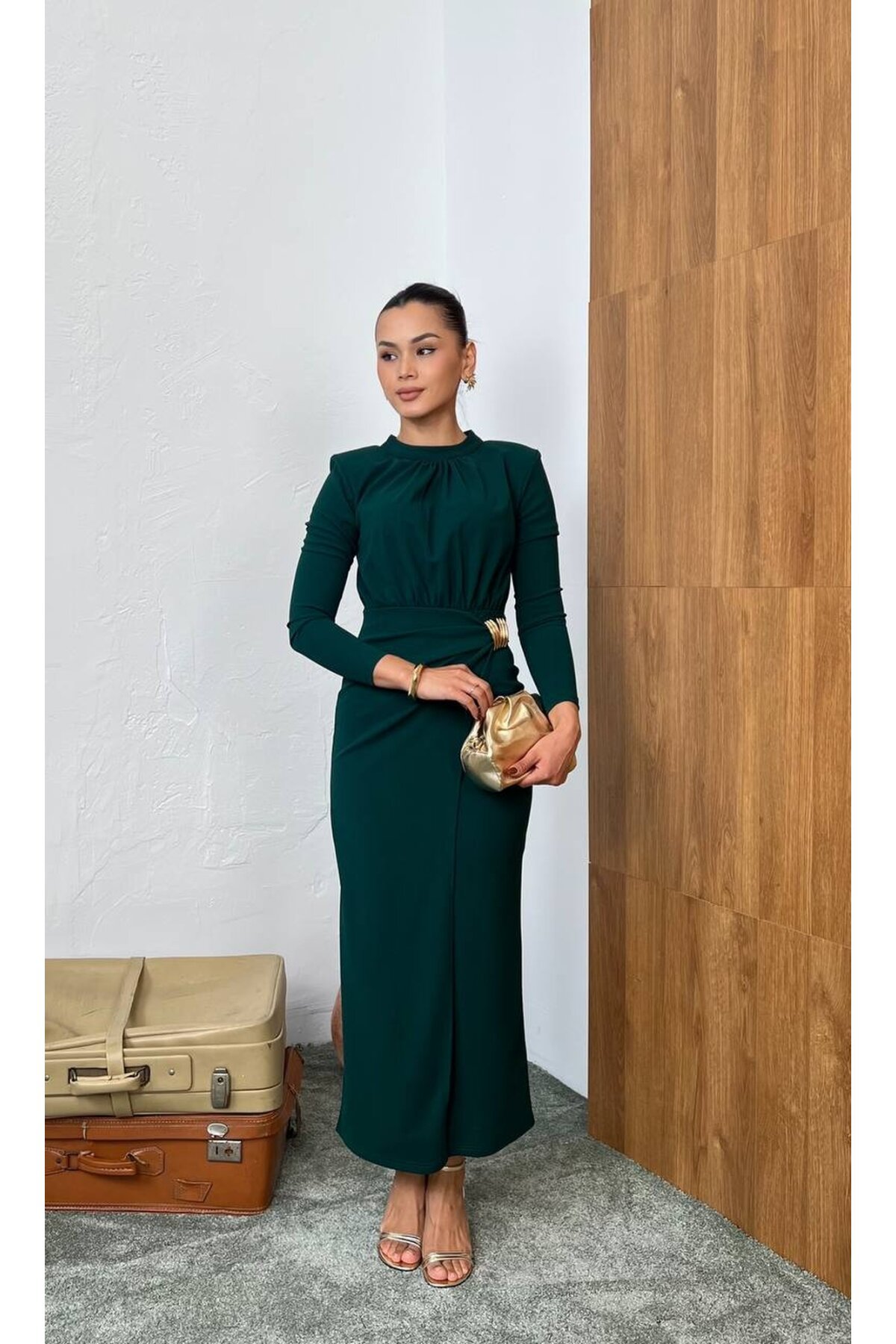 3855-ZÜMRÜT YAN BÜZGÜ TOKA DETAYLI UZUN ELBİSE