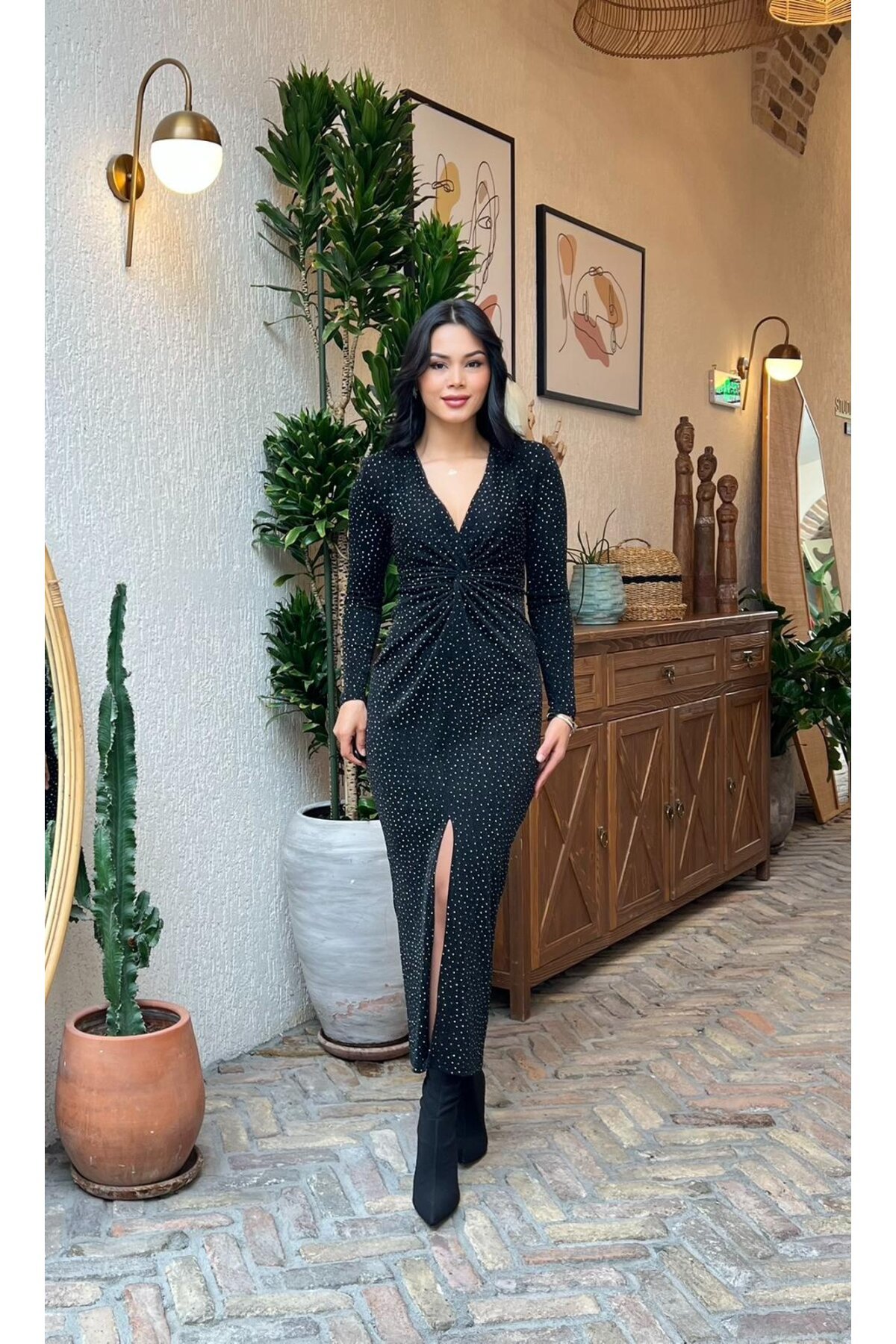 3856-SİYAHA GÜMÜŞ TAŞLI SİM KUMAŞ ÖNÜ BÜZGÜLÜ ELBİSE