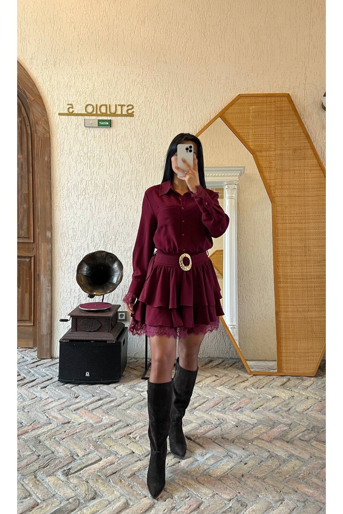 3858-BORDO KAT KAT DANTEL DETAYLI TOKA KEMERLİ ELBİSE