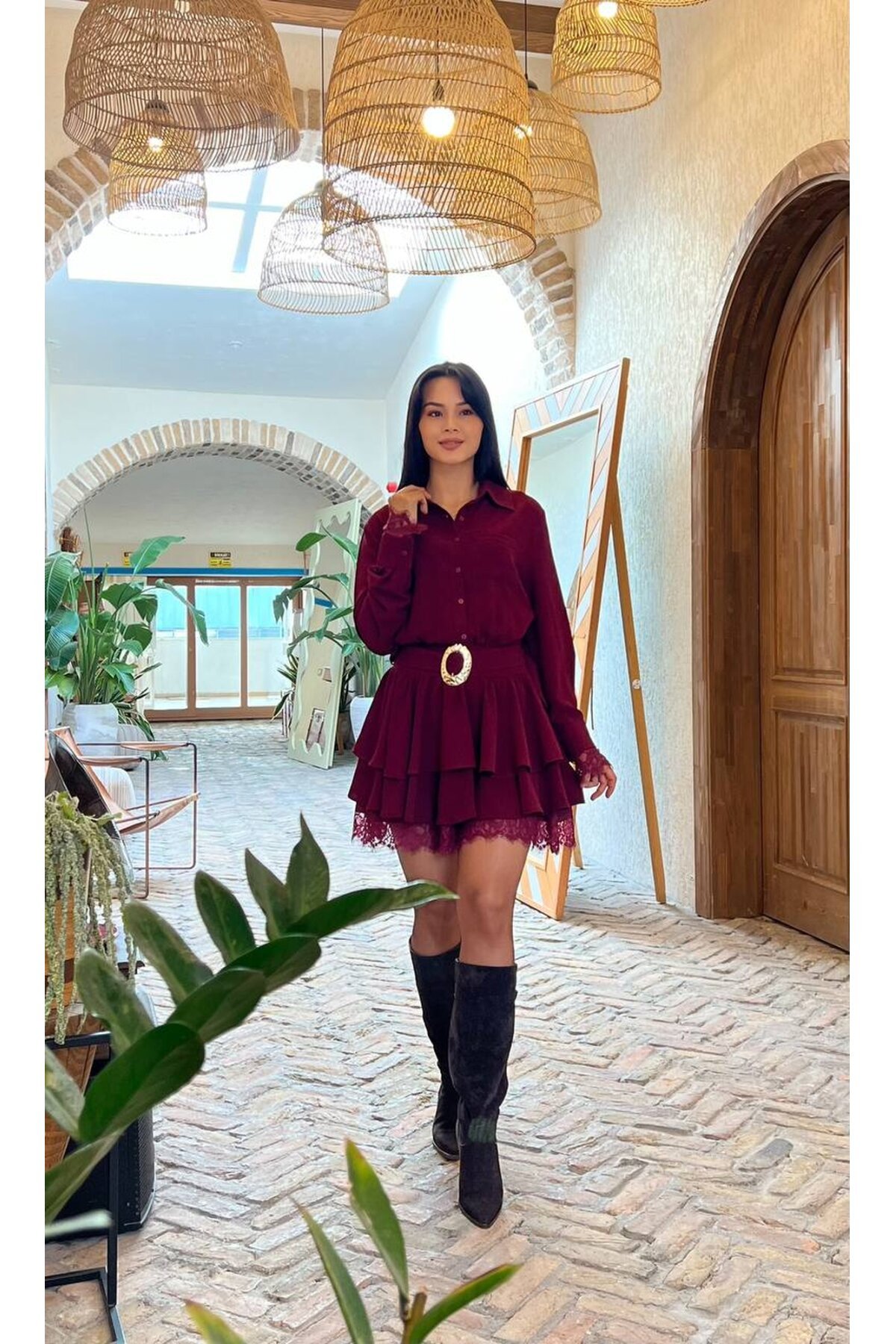 3858-BORDO KAT KAT DANTEL DETAYLI TOKA KEMERLİ ELBİSE