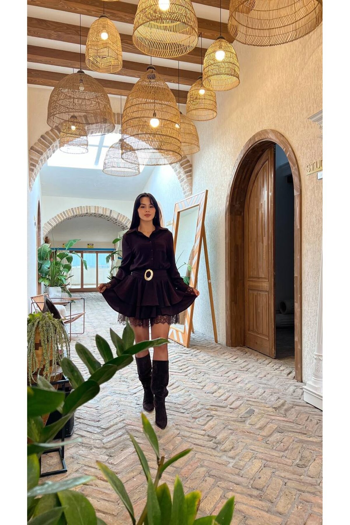 3858-KAHVE KAT KAT DANTEL DETAYLI TOKA KEMERLİ ELBİSE