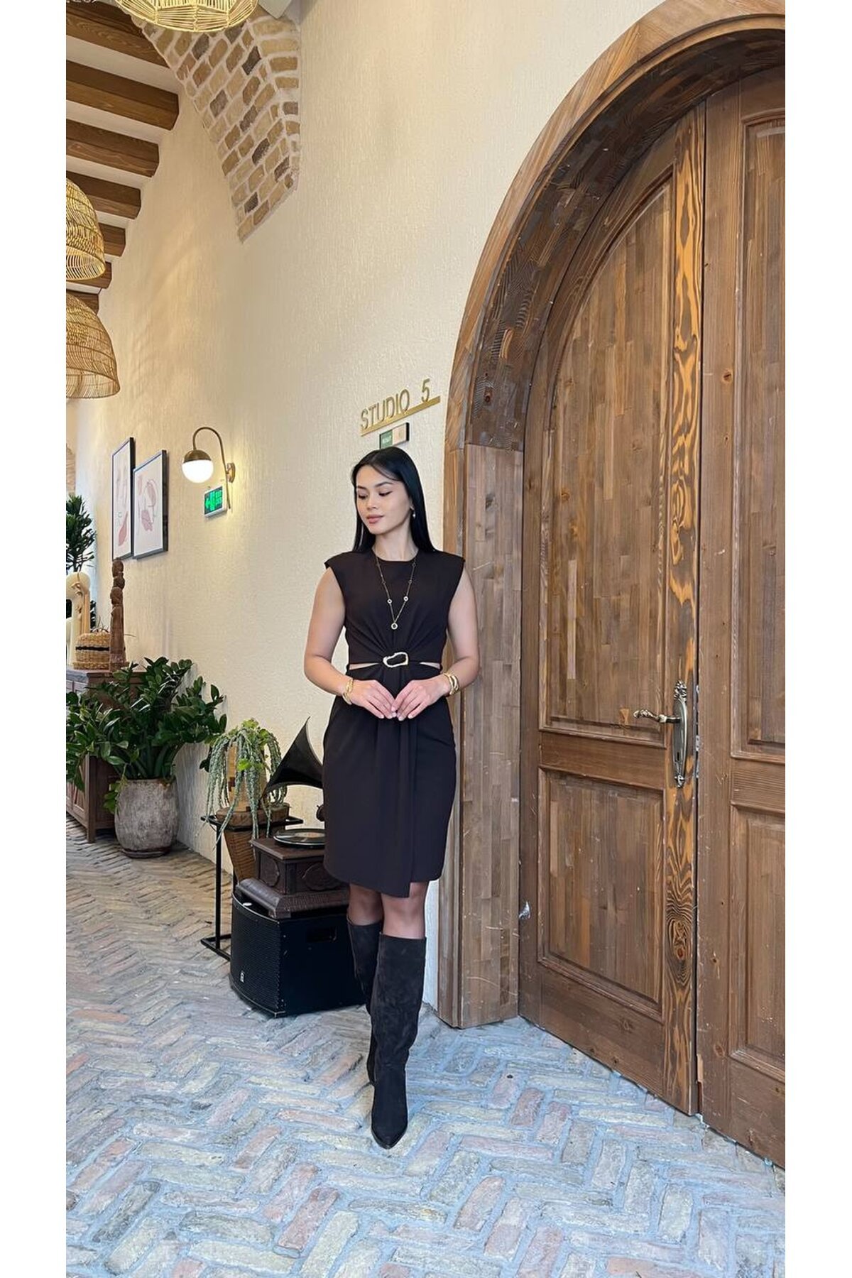 3859-KAHVE BEL PENCERE DEKOLTELİ KISA ELBİSE